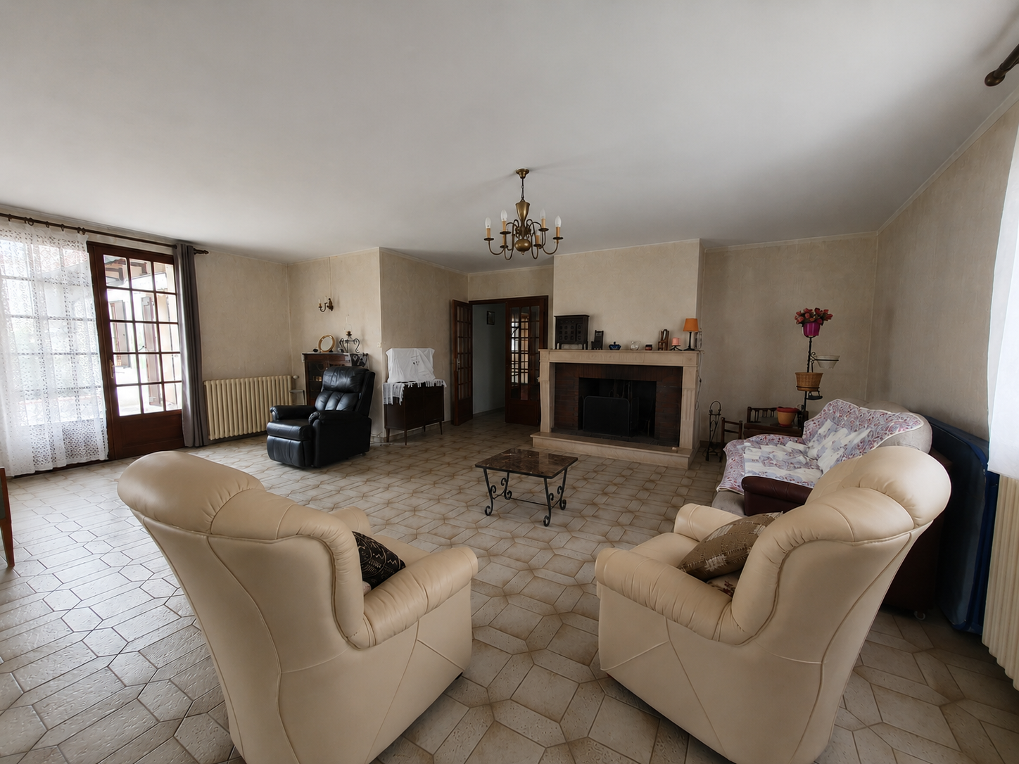 Dun-sur-Auron – Maison de village offrant env 270m² avec beau jardin