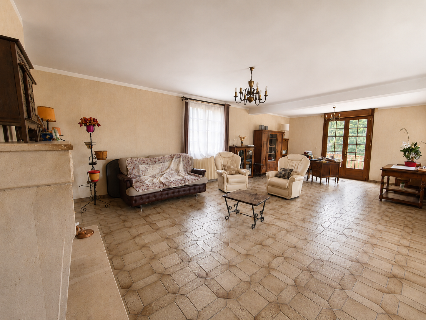 Dun-sur-Auron – Maison de village offrant env 270m² avec beau jardin