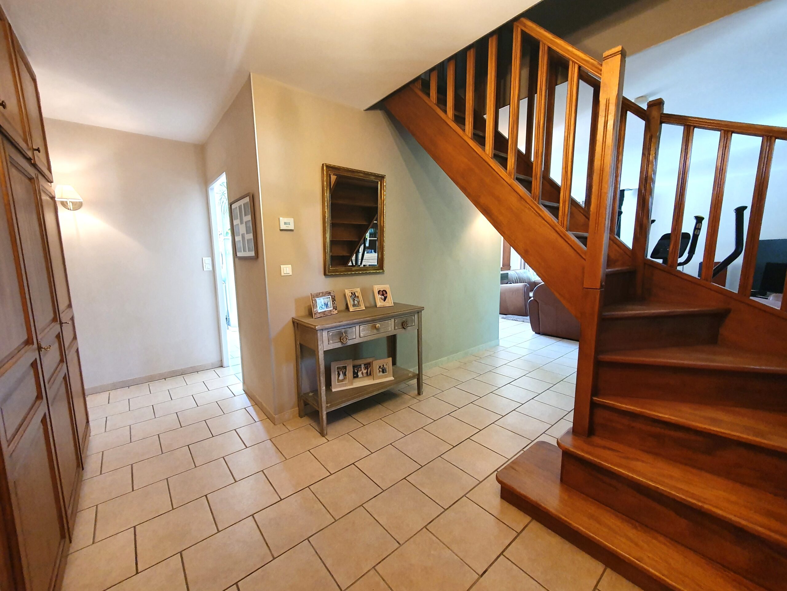 Jolie maison traditionnelle avec piscine et bâtiment à usage de garages et vaste atelier.