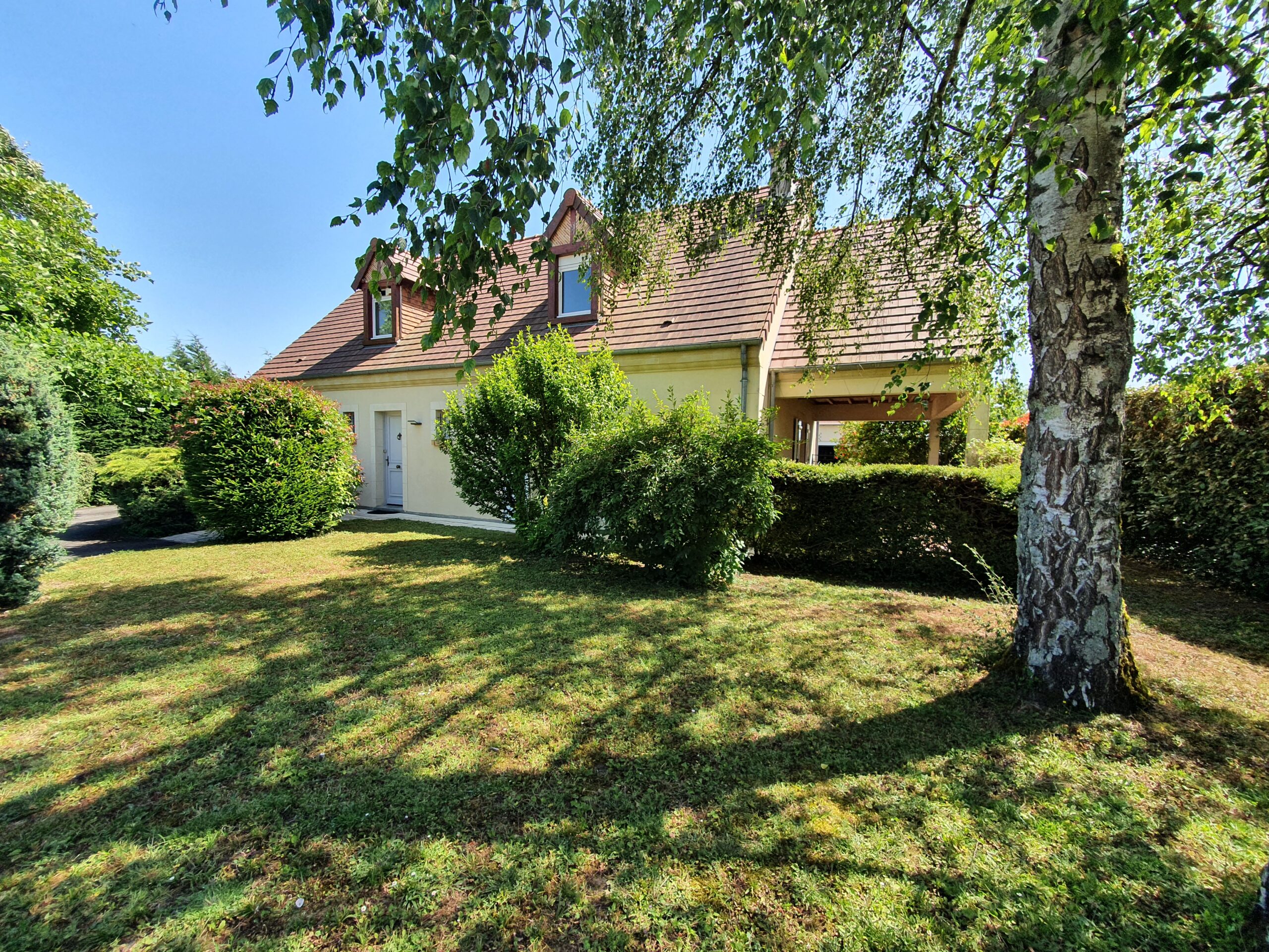Jolie maison traditionnelle avec piscine et bâtiment à usage de garages et vaste atelier. - Image principale