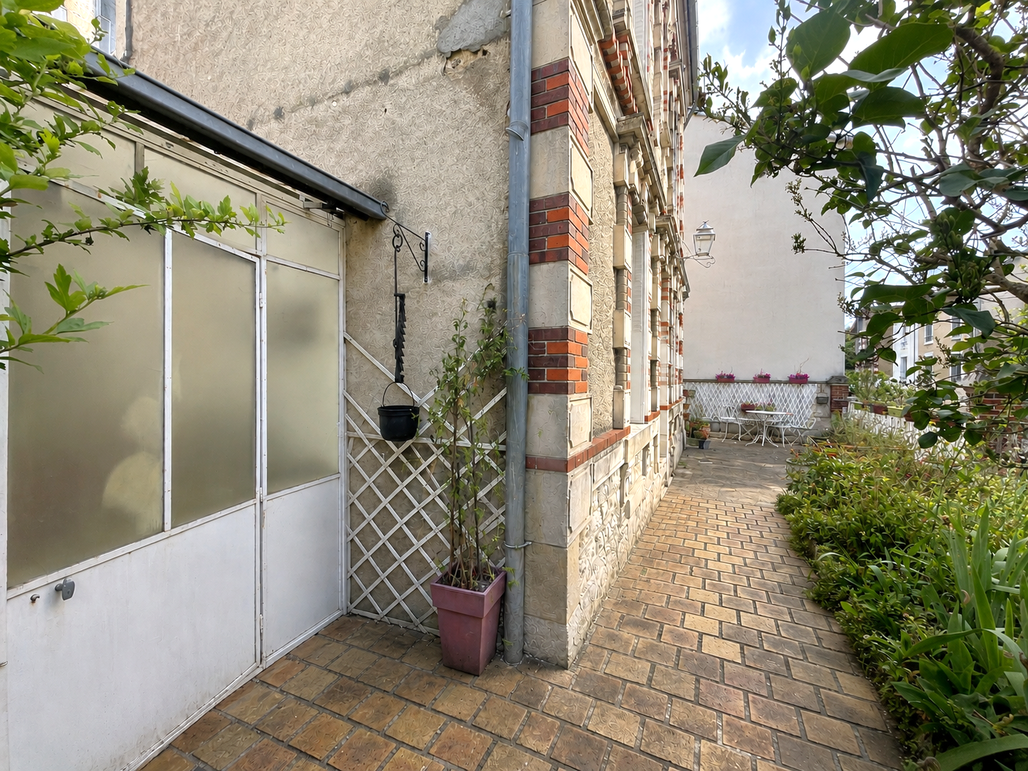 Jolie maison de ville de belle construction à rénover quartier Malus – Carnot