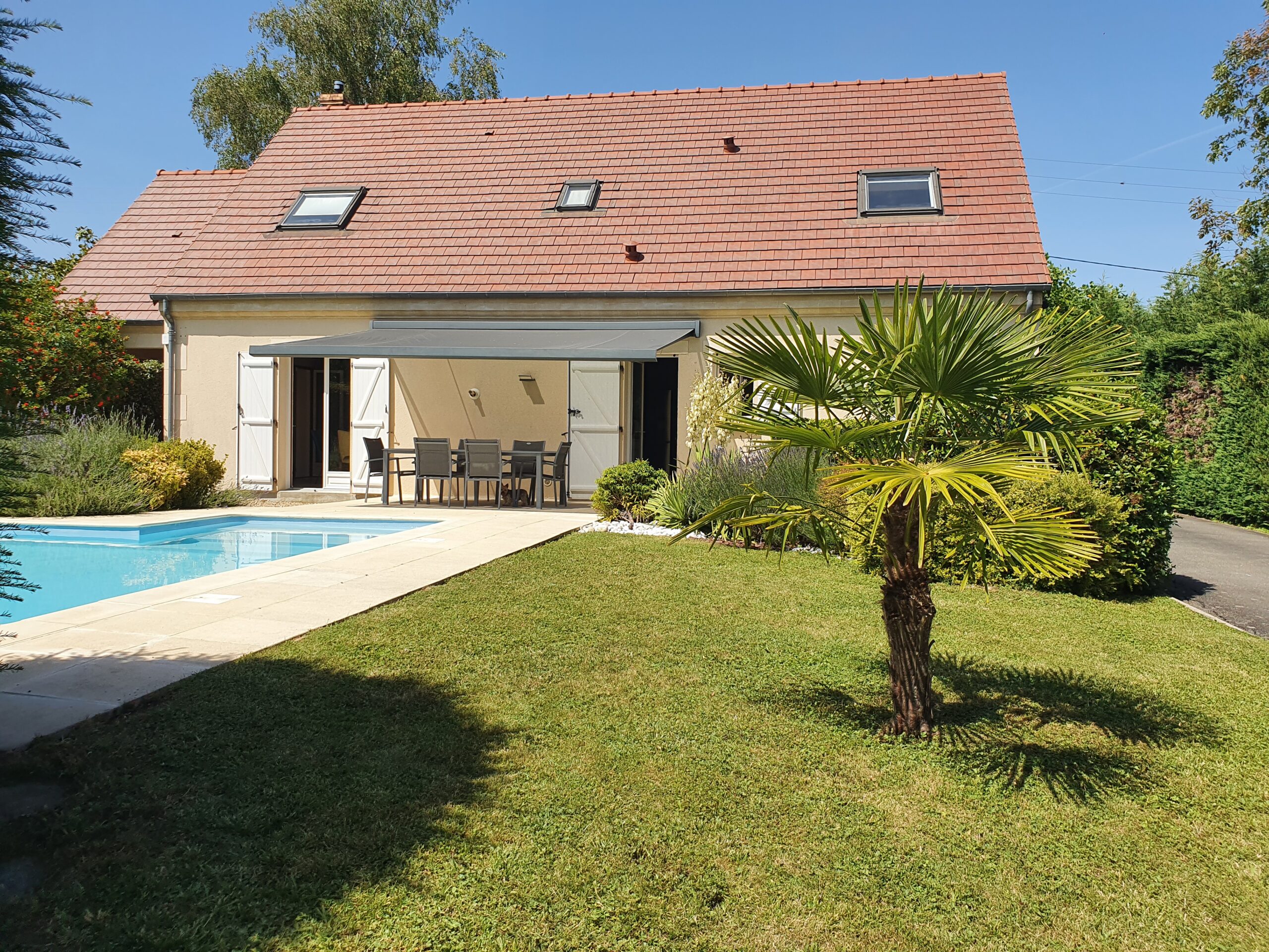 Jolie maison traditionnelle avec piscine et bâtiment à usage de garages et vaste atelier.