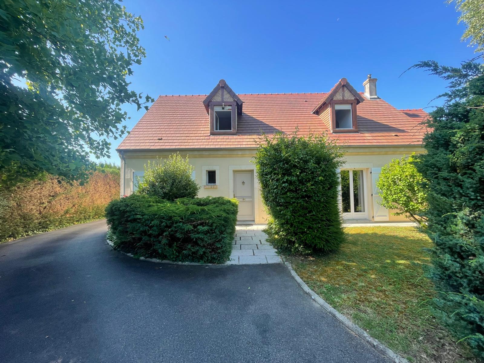 Jolie maison traditionnelle avec piscine et bâtiment à usage de garages et vaste atelier.