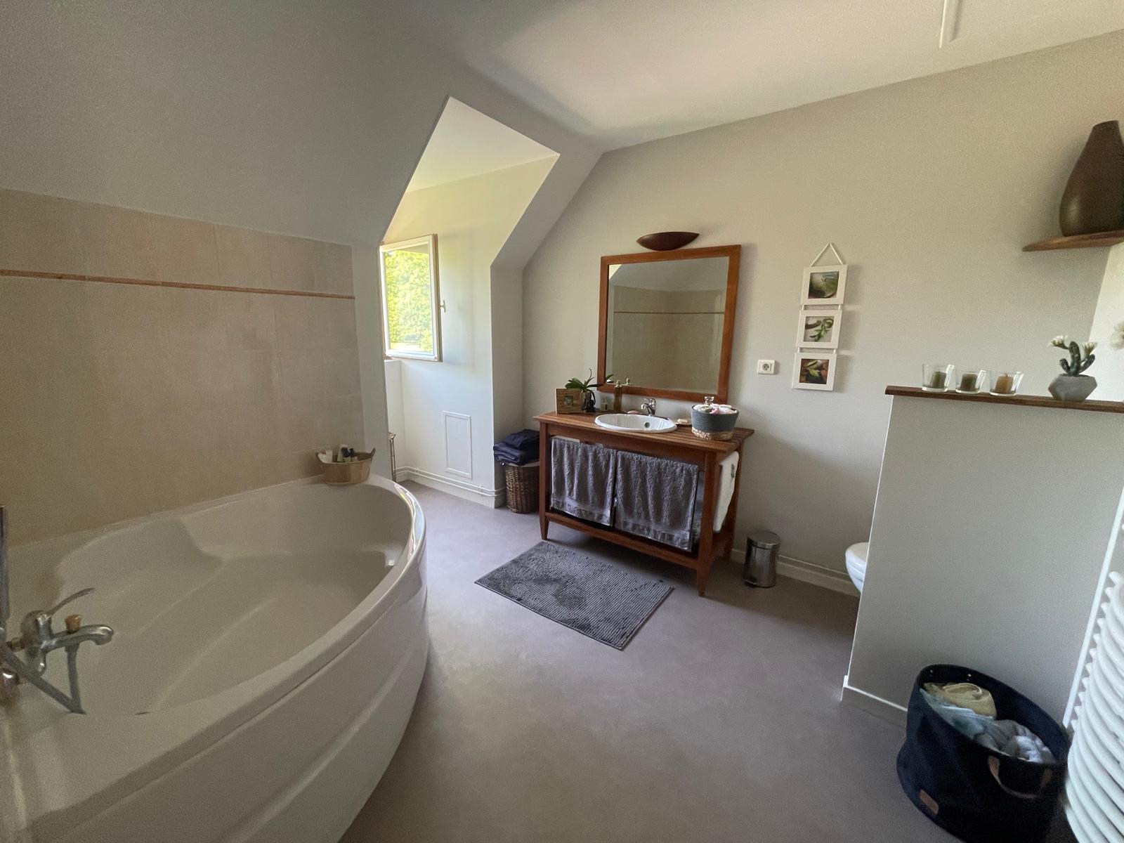 Jolie maison traditionnelle avec piscine et bâtiment à usage de garages et vaste atelier.