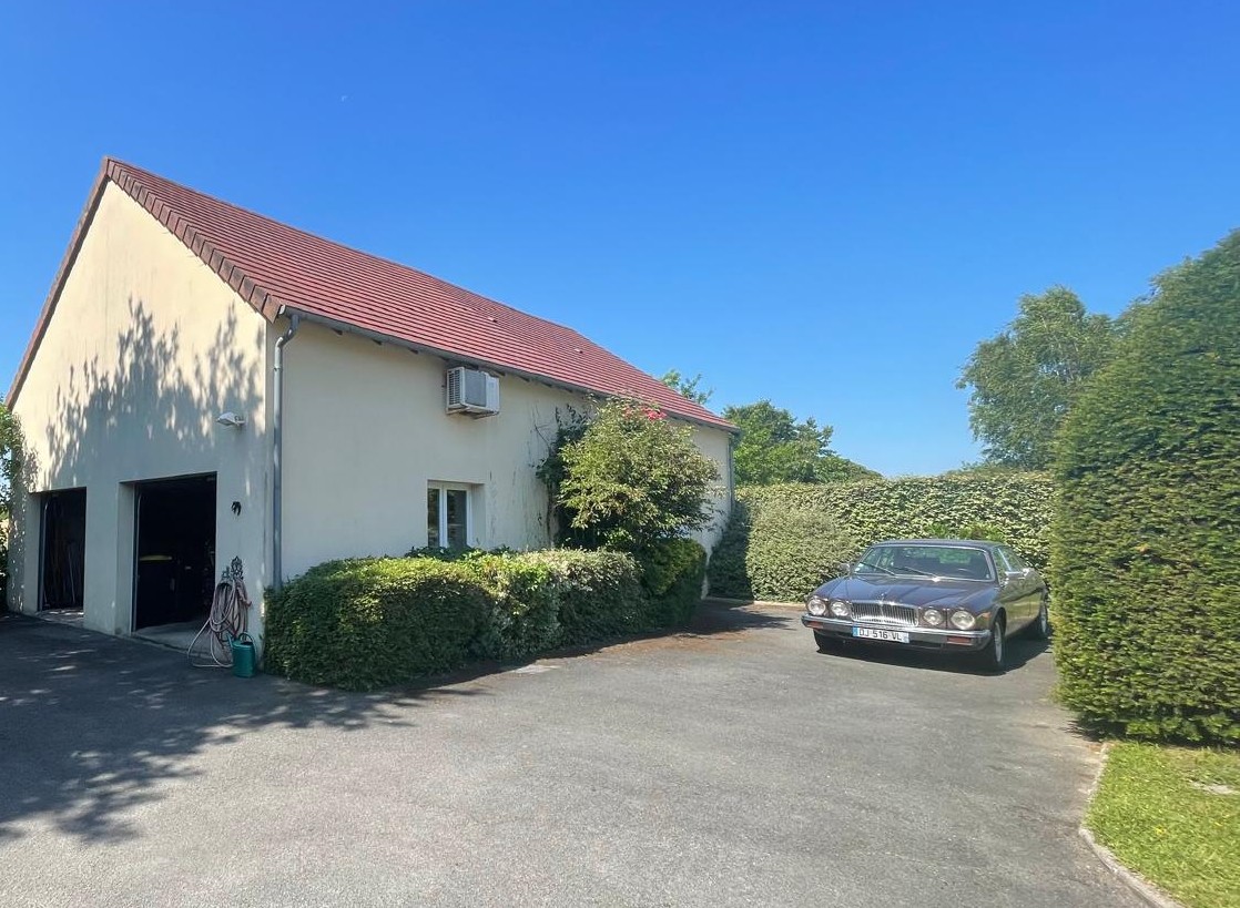 Jolie maison traditionnelle avec piscine et bâtiment à usage de garages et vaste atelier.