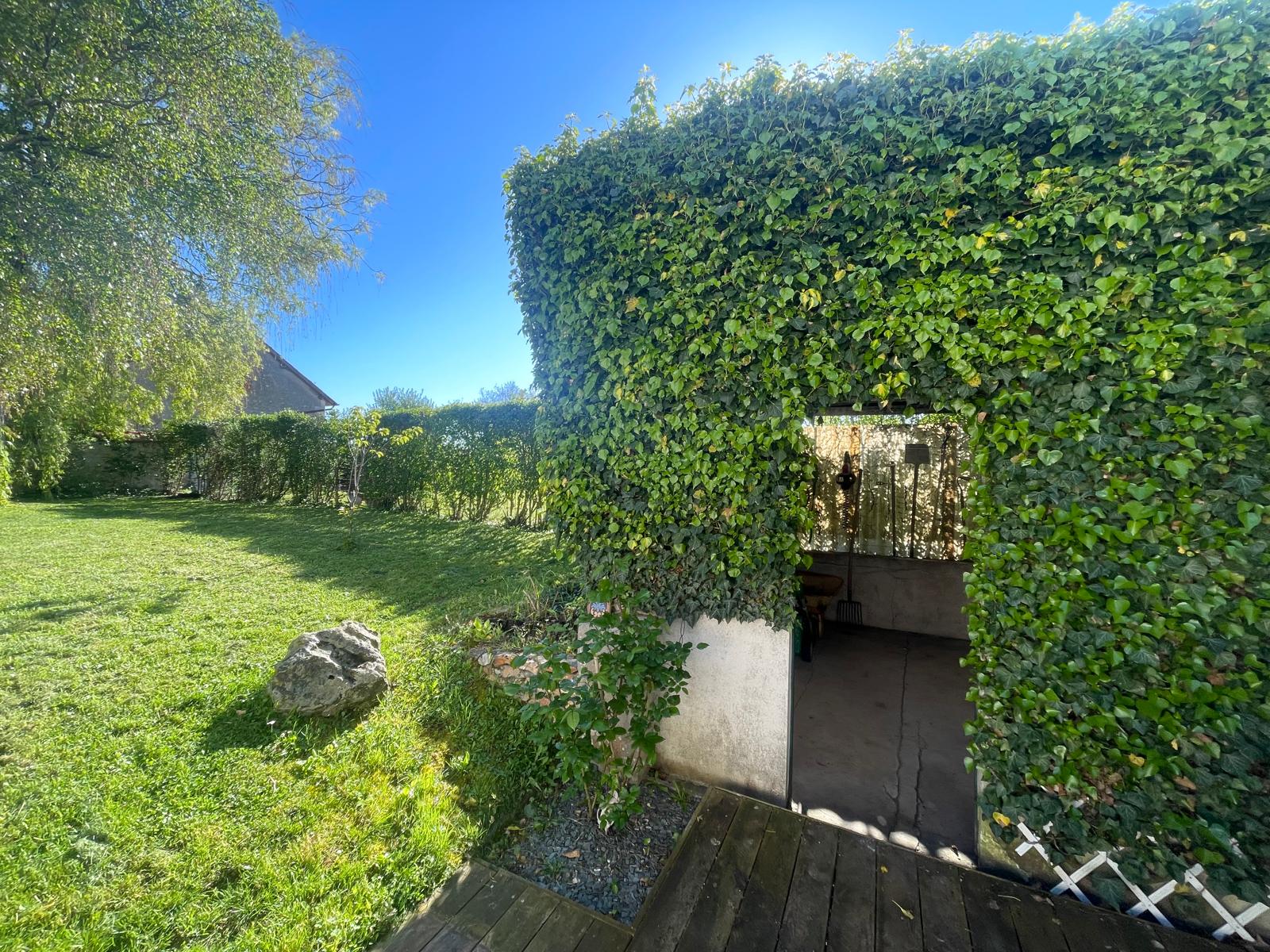 Maison rénovée ave jardin et grandes dépendances