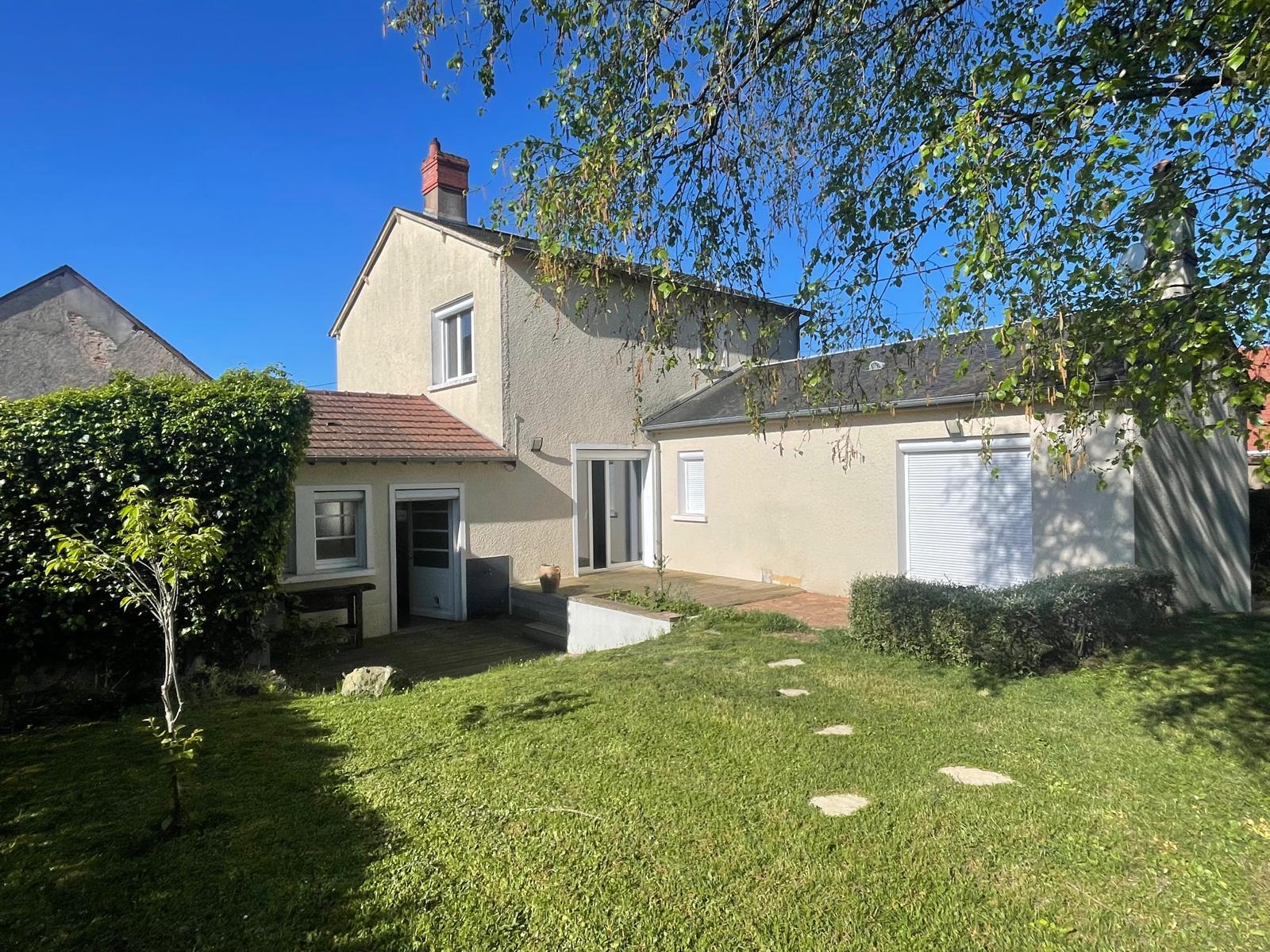 Maison rénovée ave jardin et grandes dépendances