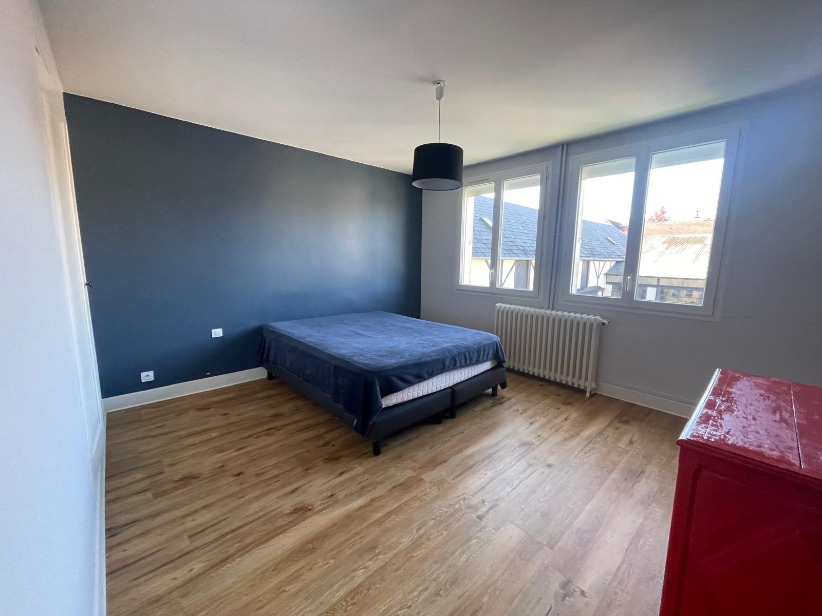 Maison rénovée ave jardin et grandes dépendances