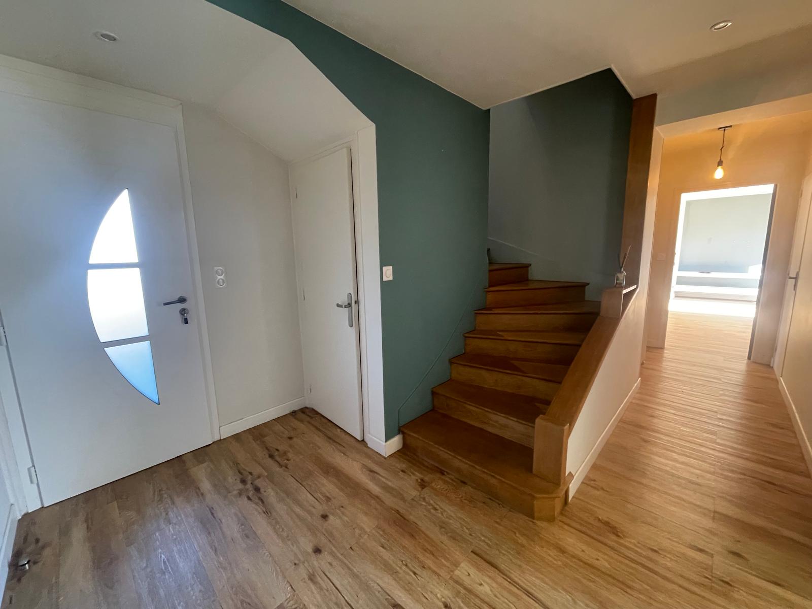 Maison rénovée ave jardin et grandes dépendances