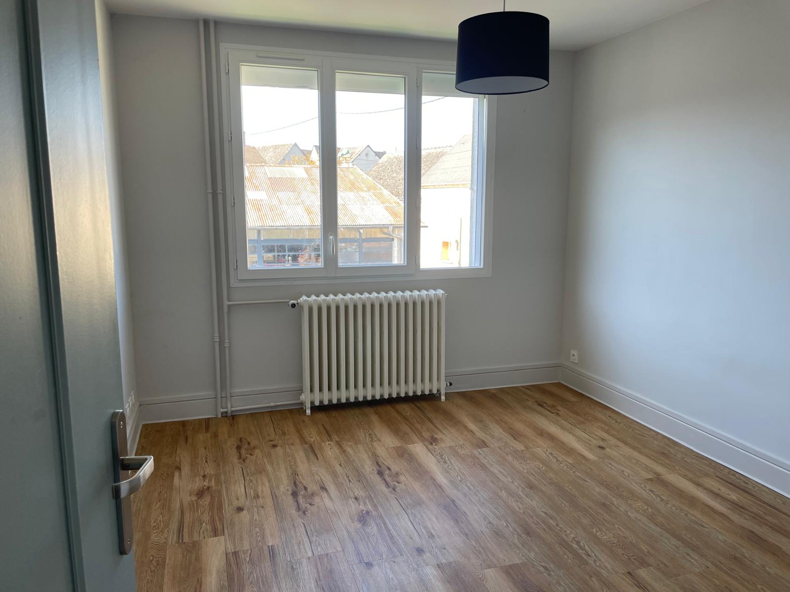 Maison rénovée ave jardin et grandes dépendances
