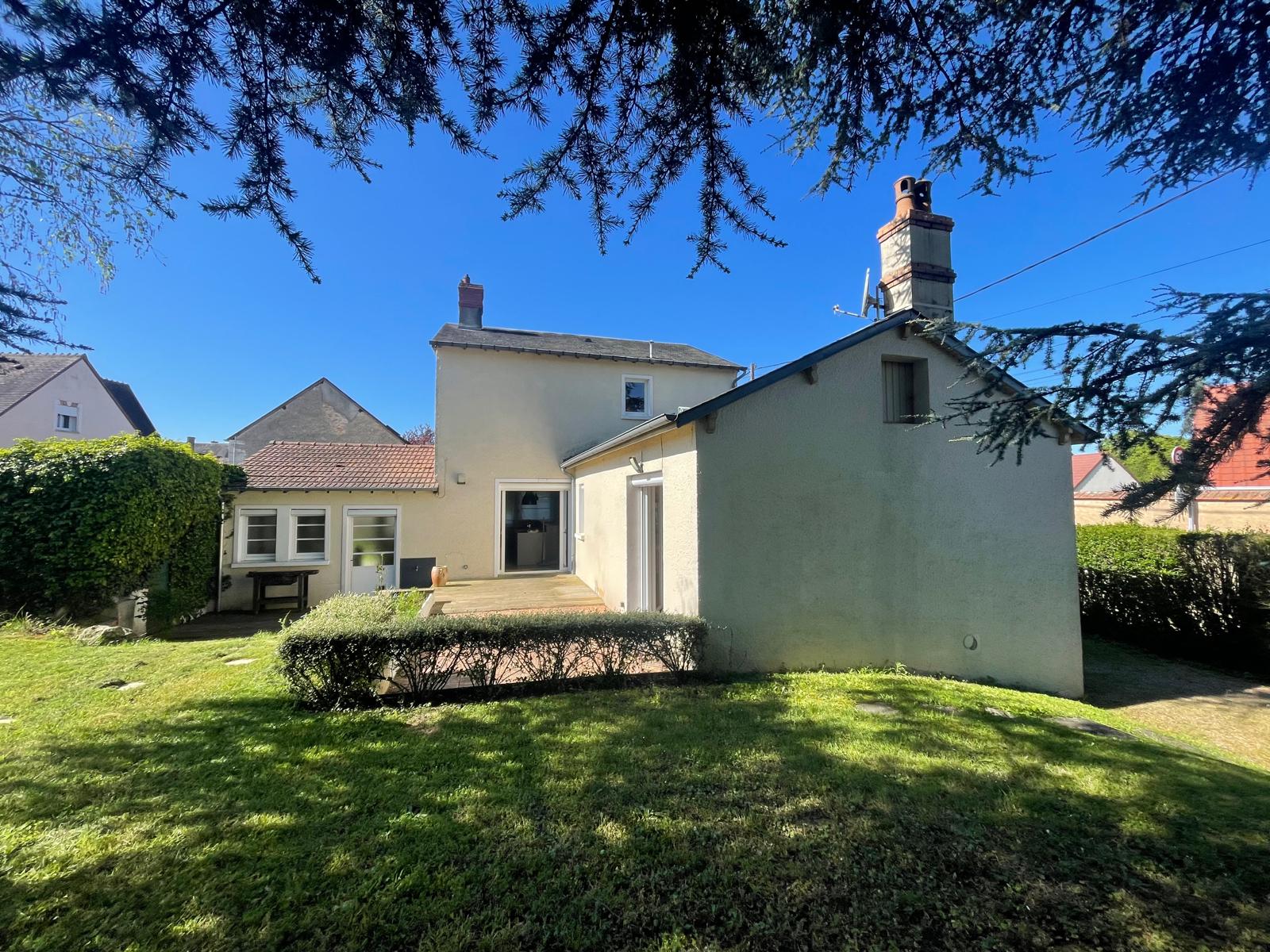 Maison rénovée ave jardin et grandes dépendances