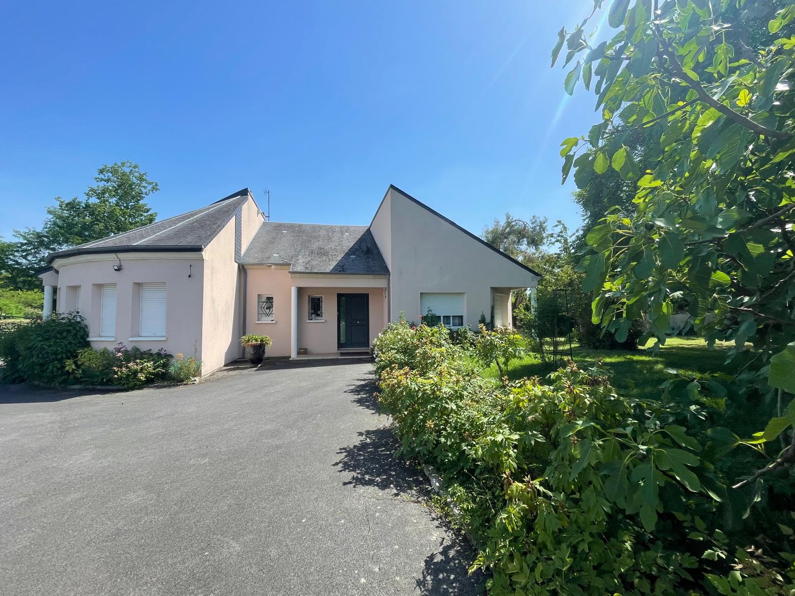 Saint-Doulchard – Maison contemporaine offrant 264m² avec jardin et piscine