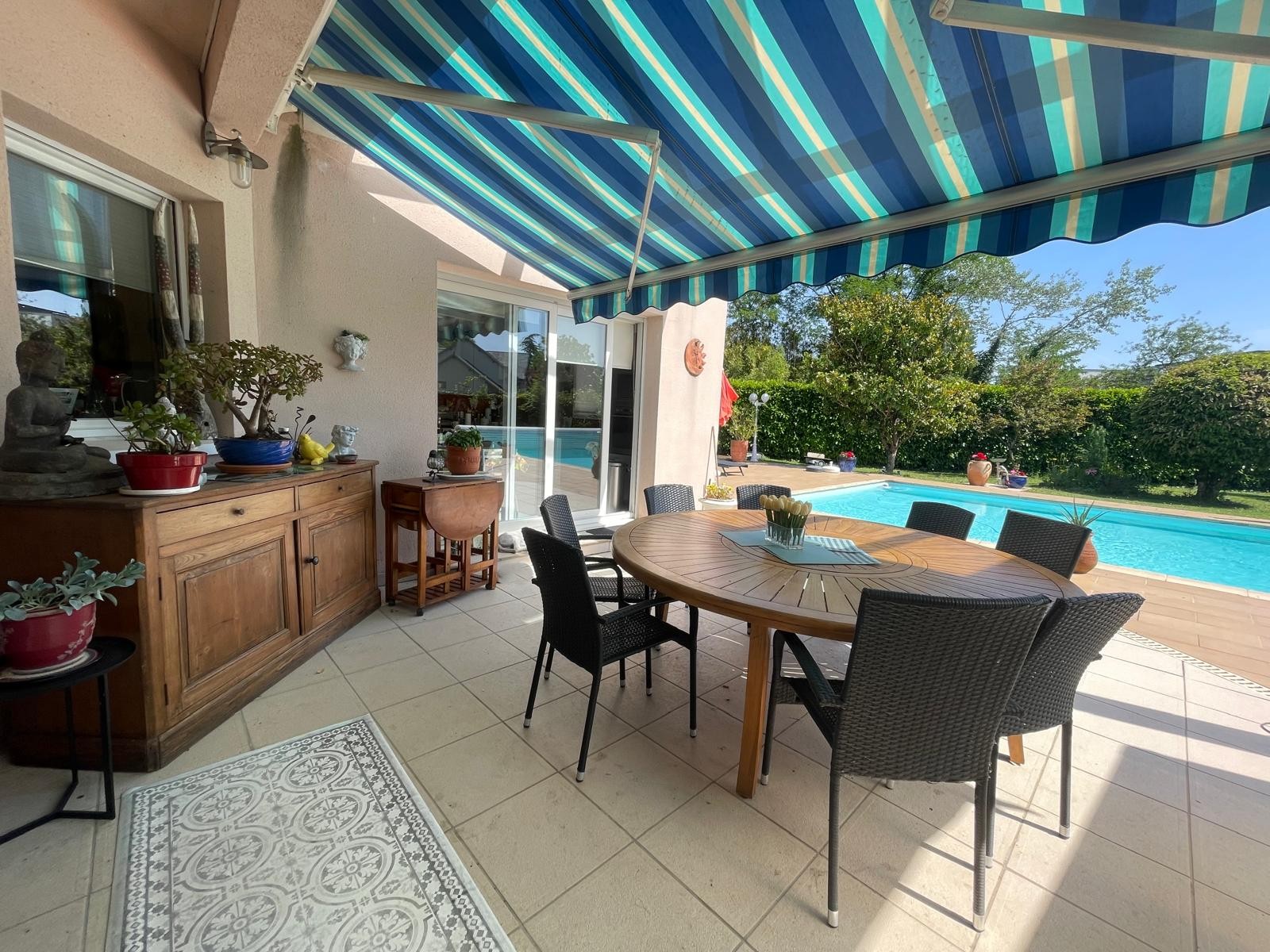 Saint-Doulchard – Maison contemporaine offrant 264m² avec jardin et piscine