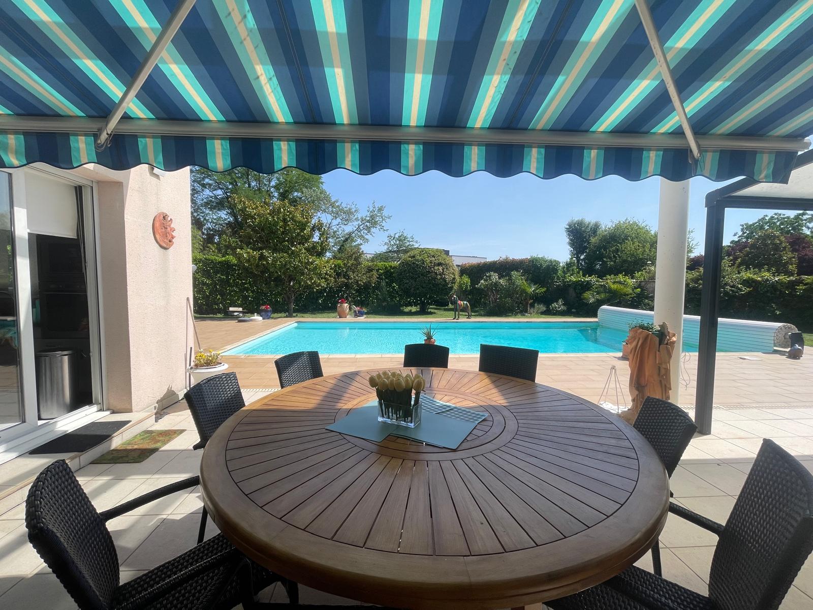 Saint-Doulchard – Maison contemporaine offrant 264m² avec jardin et piscine