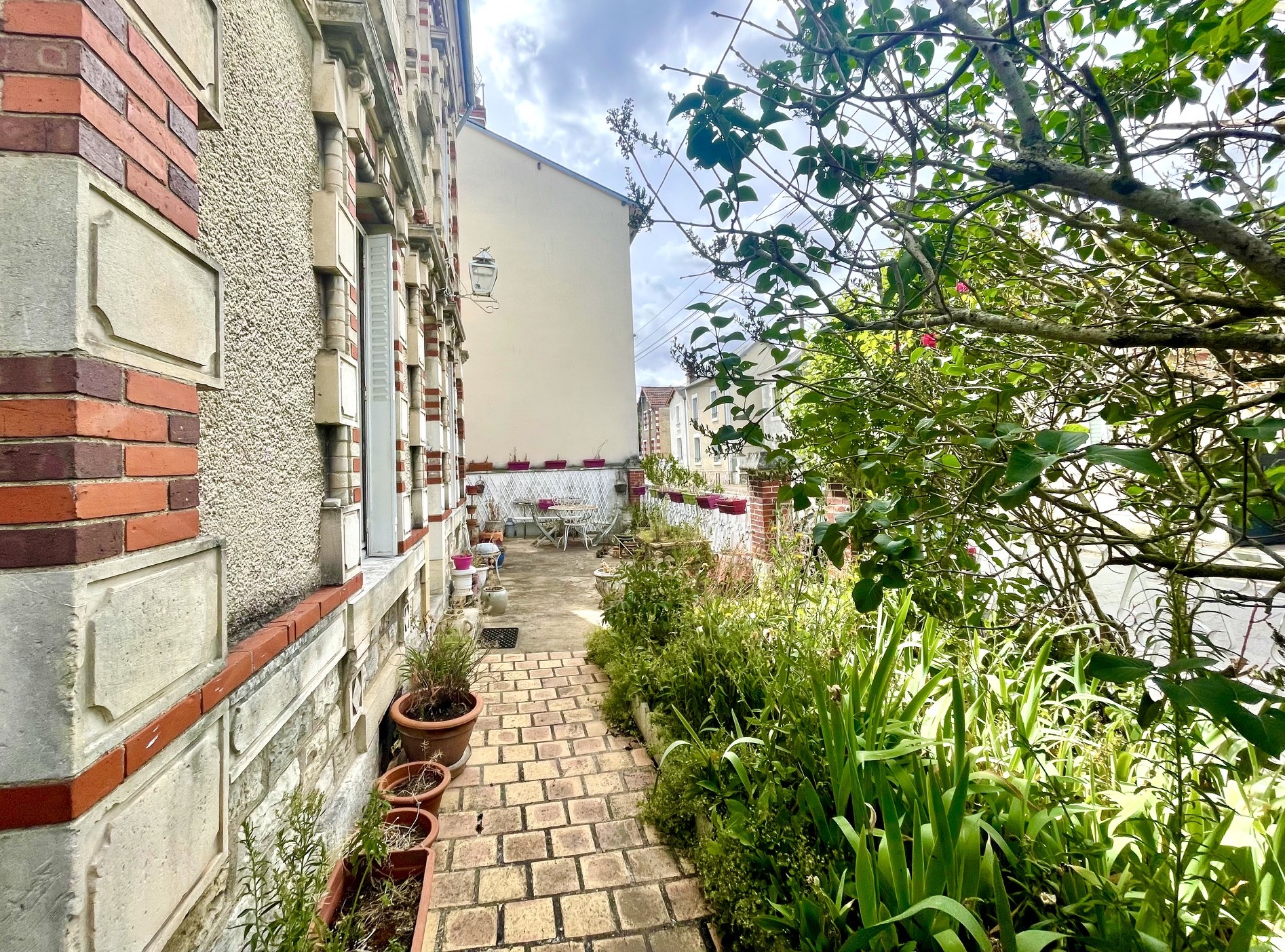 Jolie maison de ville de belle construction à rénover quartier Malus – Carnot