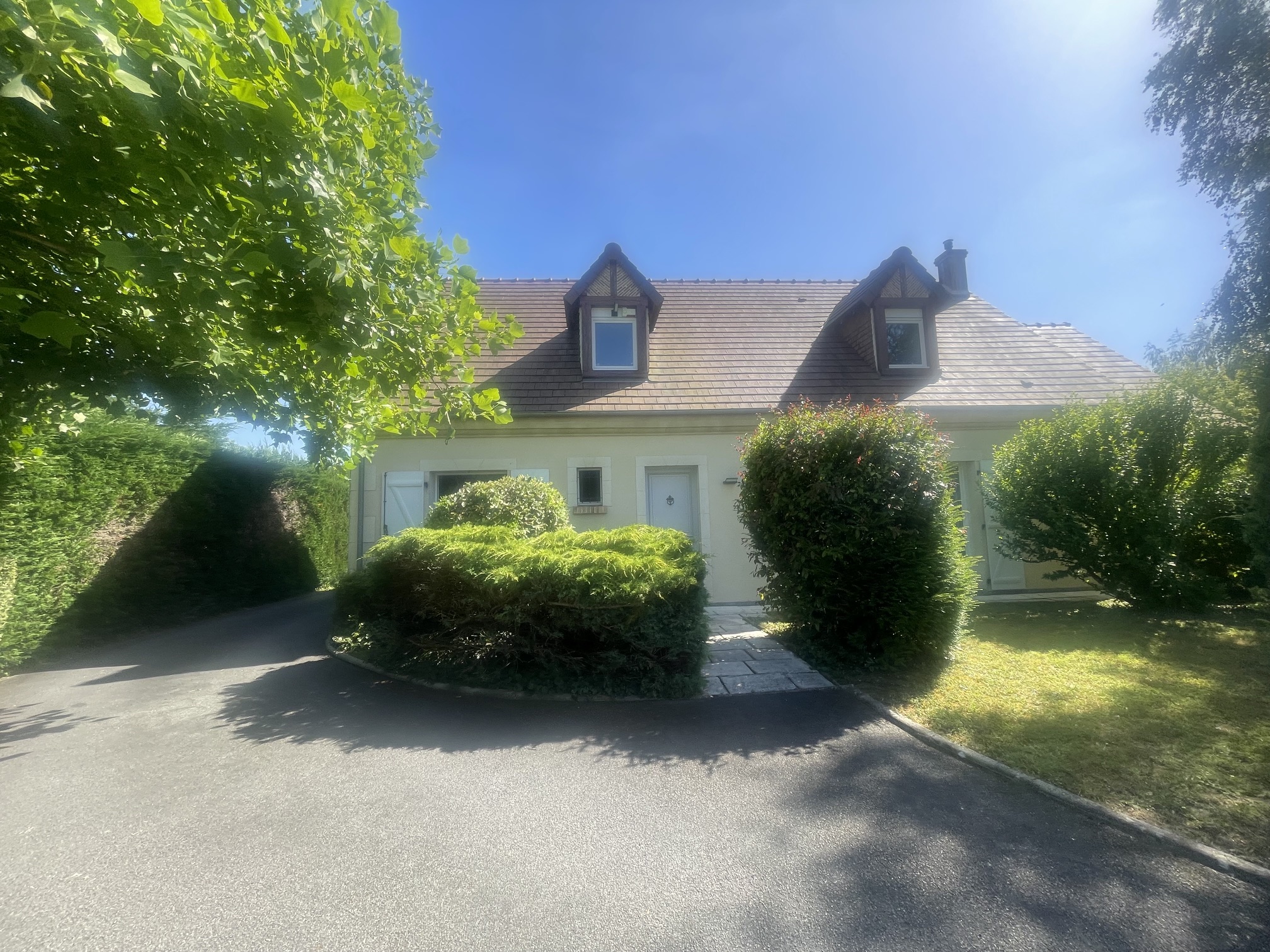 Jolie maison traditionnelle avec piscine et bâtiment à usage de garages et vaste atelier.