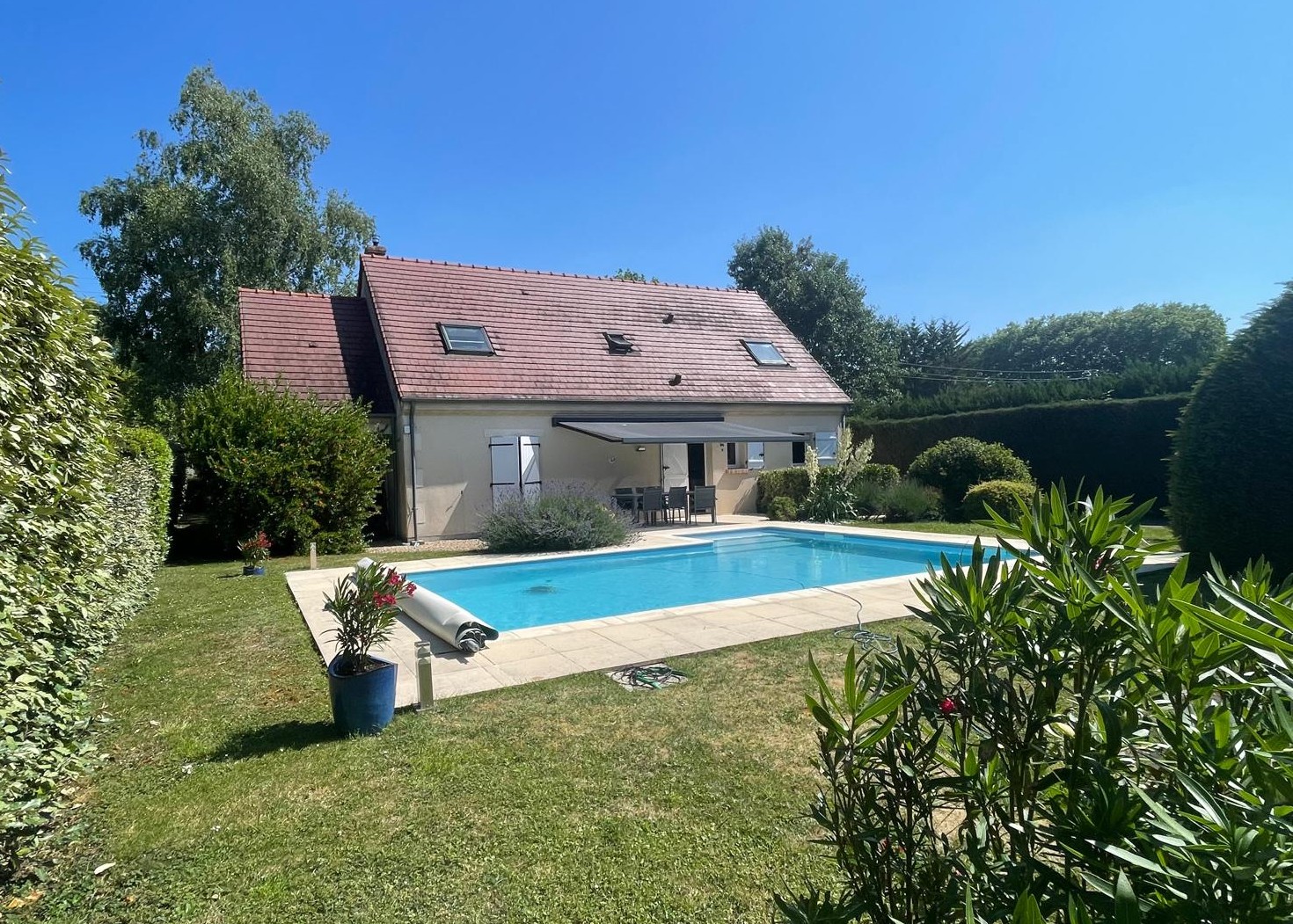 Jolie maison traditionnelle avec piscine et bâtiment à usage de garages et vaste atelier.