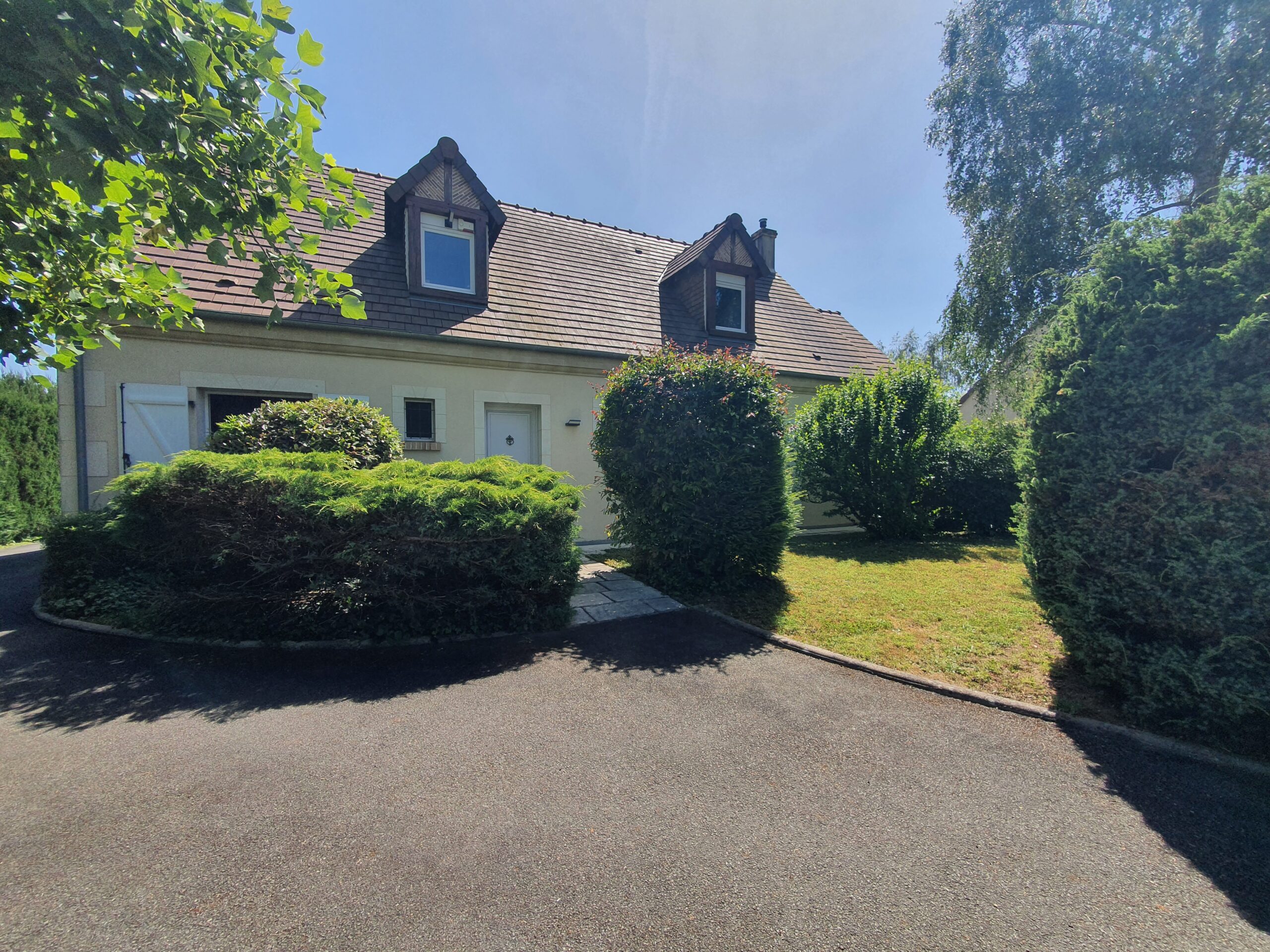Jolie maison traditionnelle avec piscine et bâtiment à usage de garages et vaste atelier.