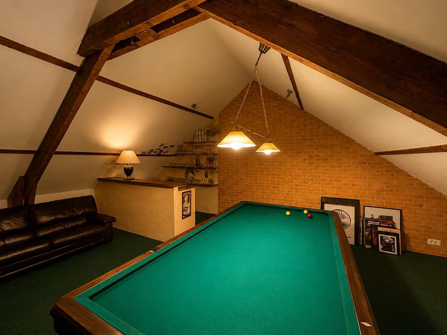 Jolie maison traditionnelle avec piscine et bâtiment à usage de garages et vaste atelier.