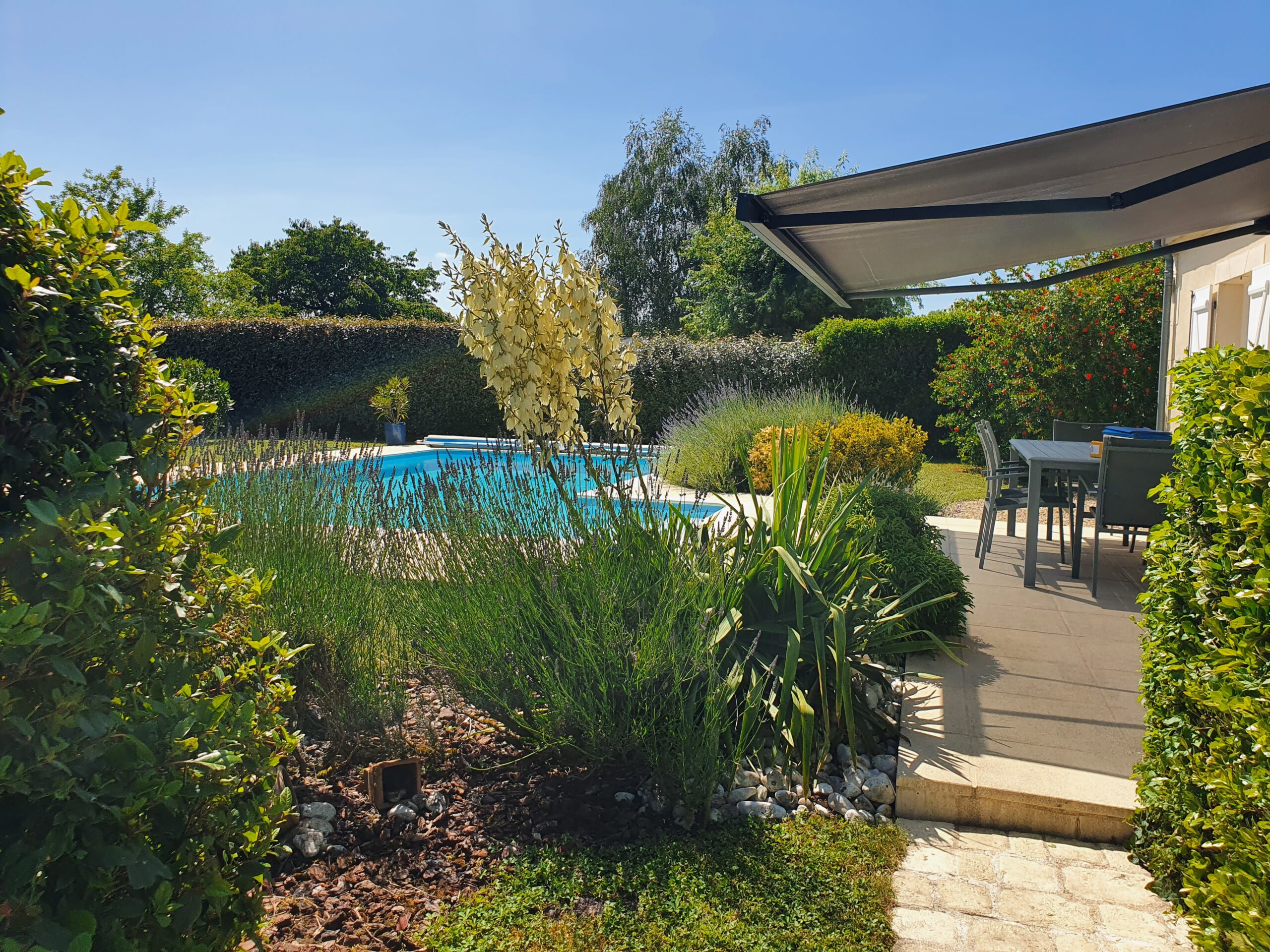 Jolie maison traditionnelle avec piscine et bâtiment à usage de garages et vaste atelier.