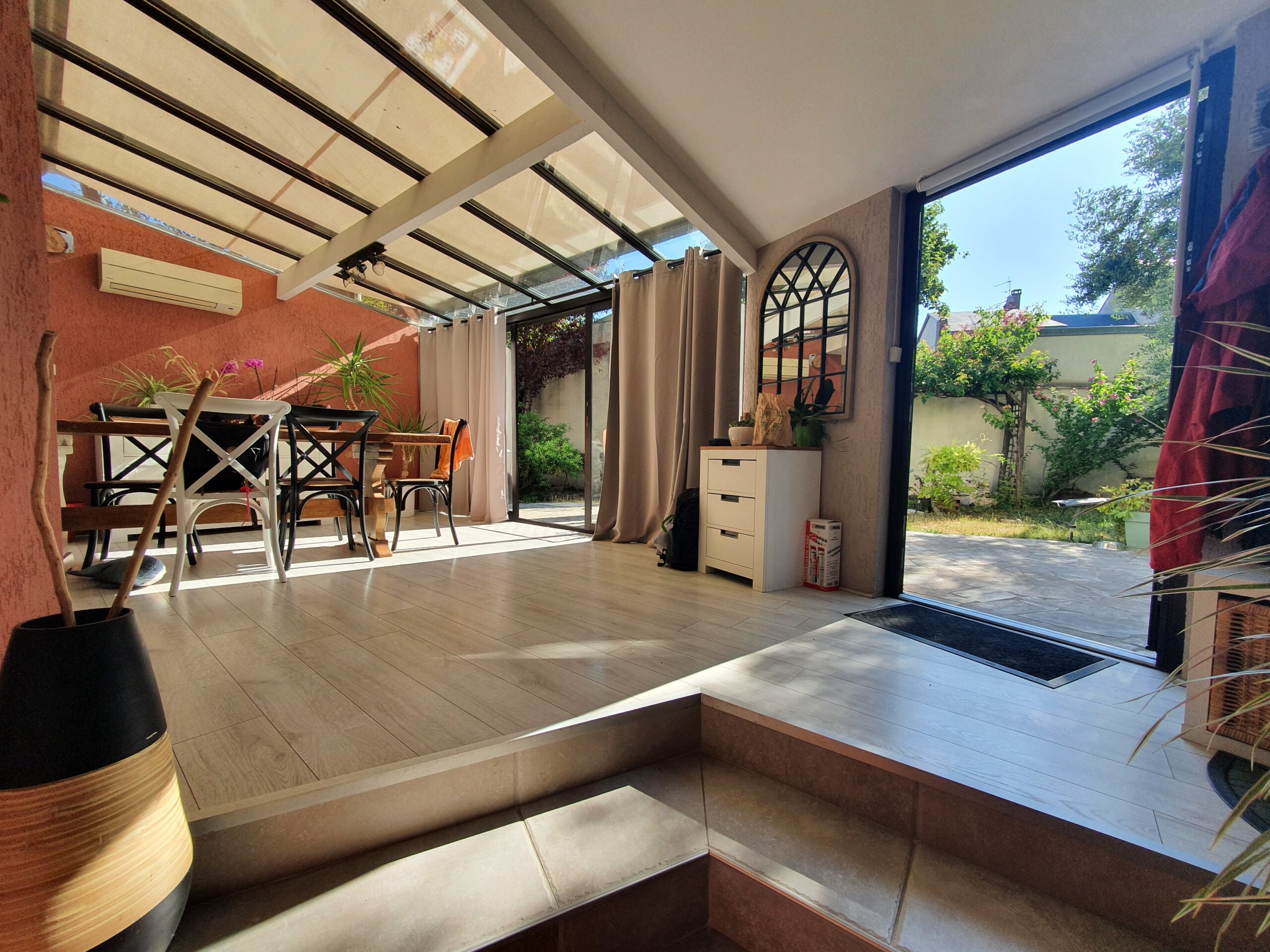Proche Cathédrale – Maison de ville atypique offrant 141.68m² Carrez avec jardin