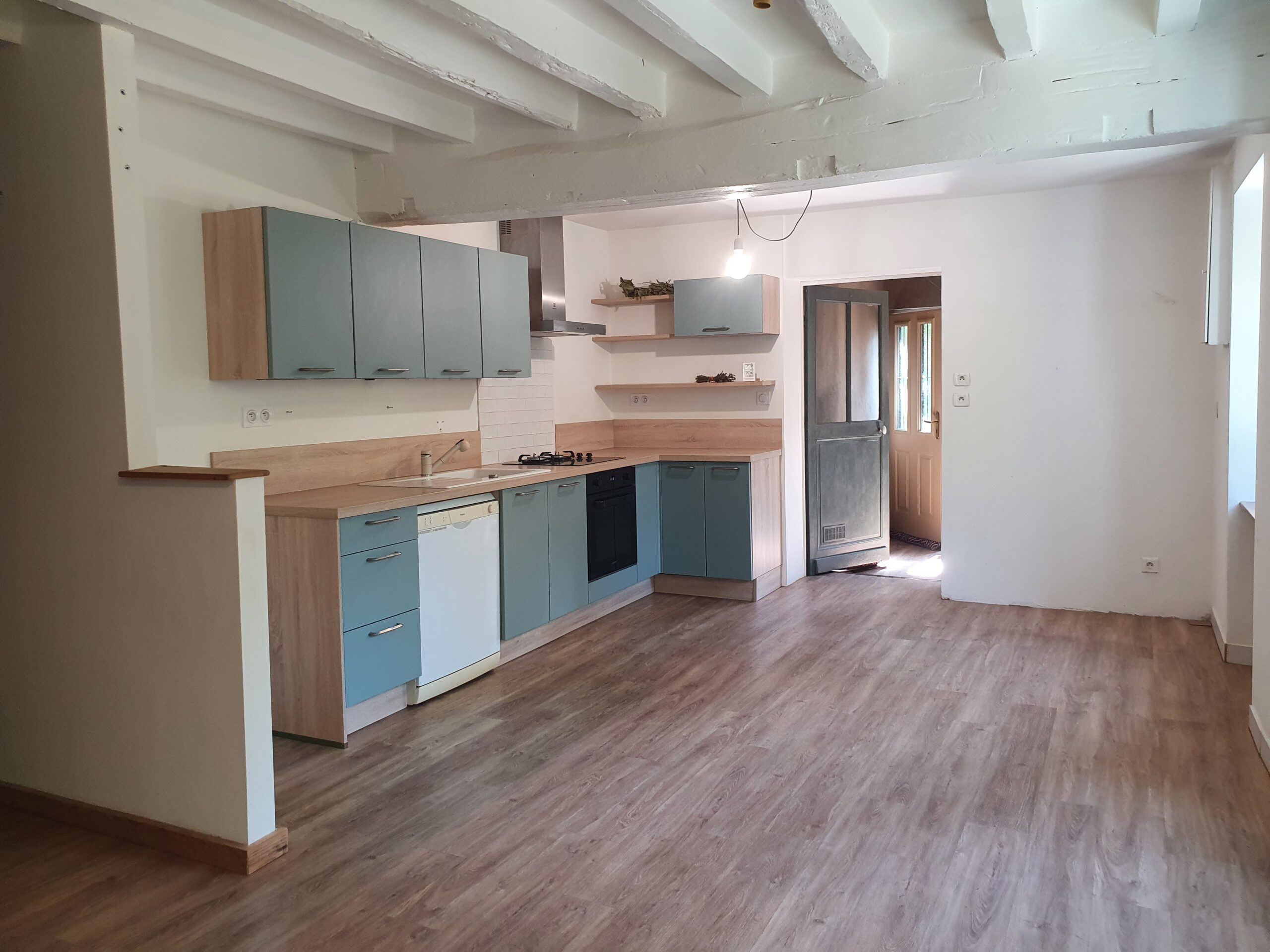 Proche Bourges – Maison rénovée offrant 157m² avec beau jardin et dépendances