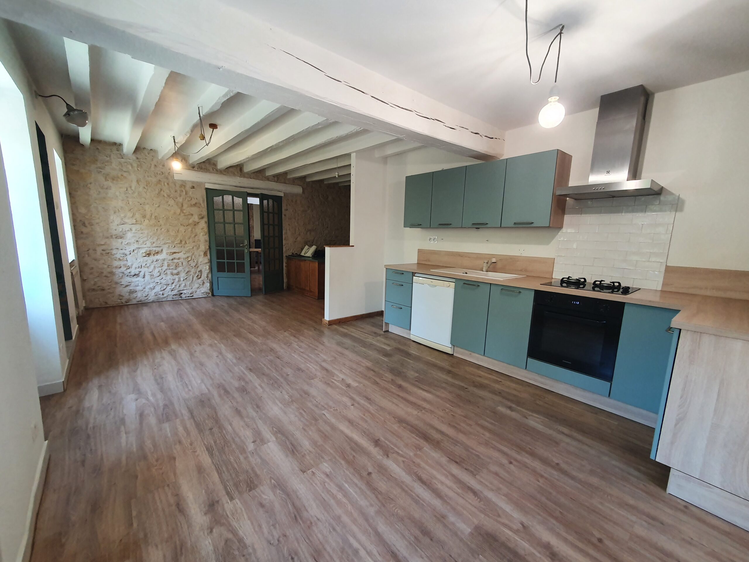 Proche Bourges – Maison rénovée offrant 157m² avec beau jardin et dépendances