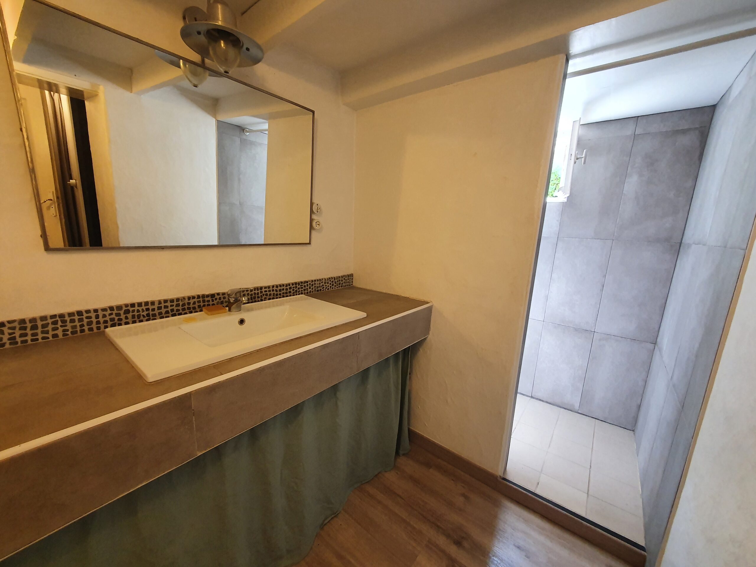 Proche Bourges – Maison rénovée offrant 157m² avec beau jardin et dépendances
