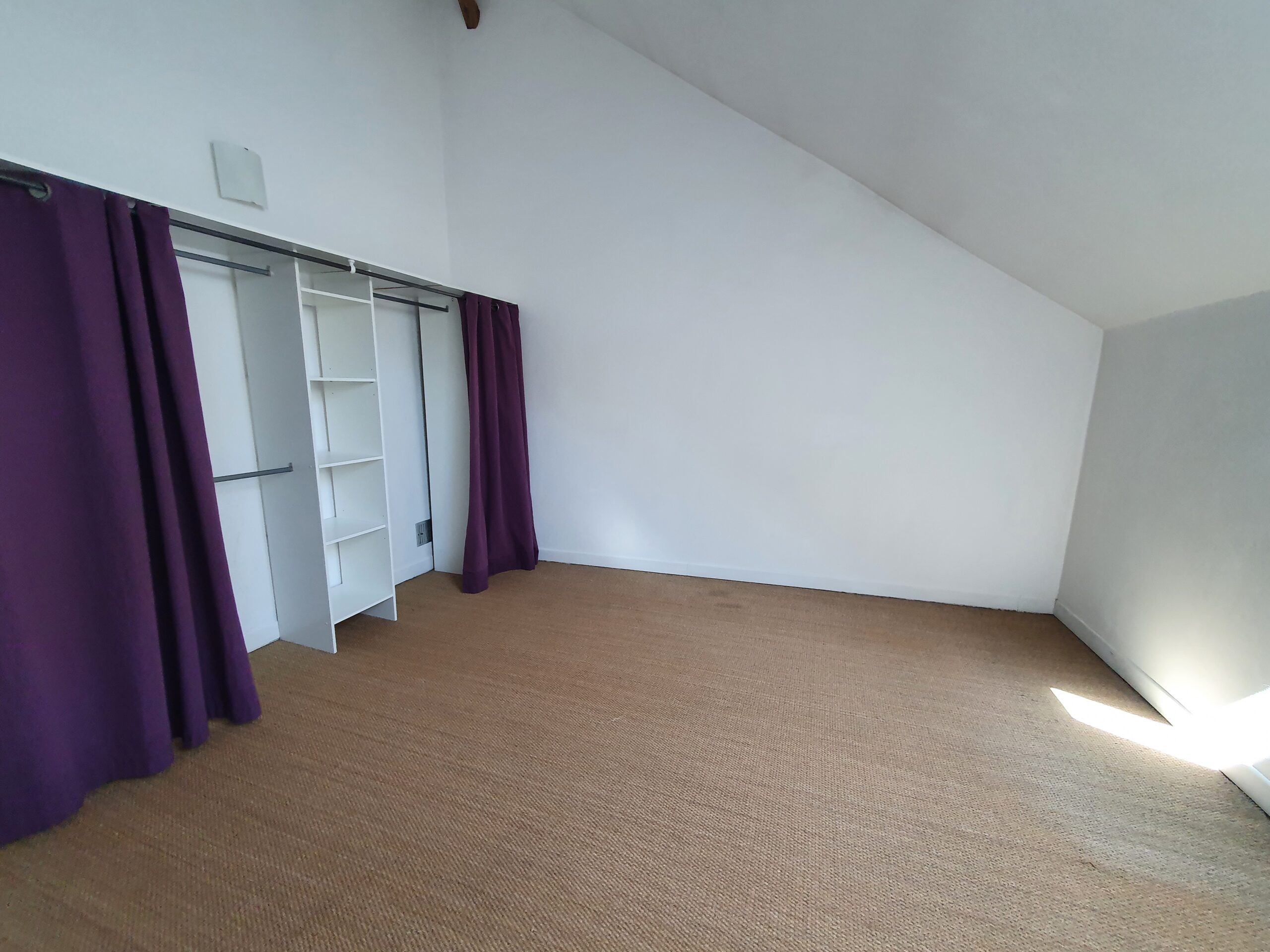 Proche Bourges – Maison rénovée offrant 157m² avec beau jardin et dépendances