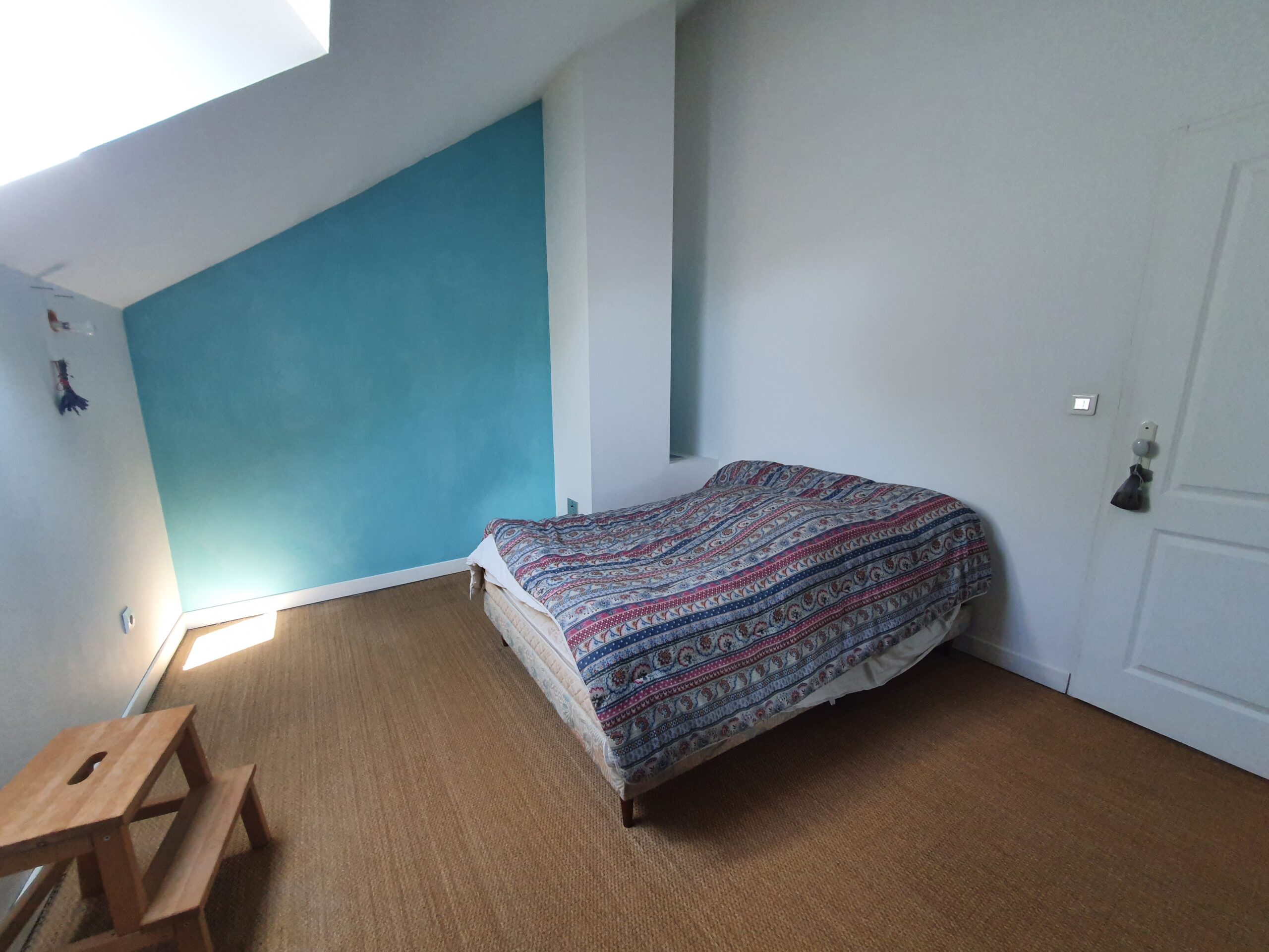 Proche Bourges – Maison rénovée offrant 157m² avec beau jardin et dépendances