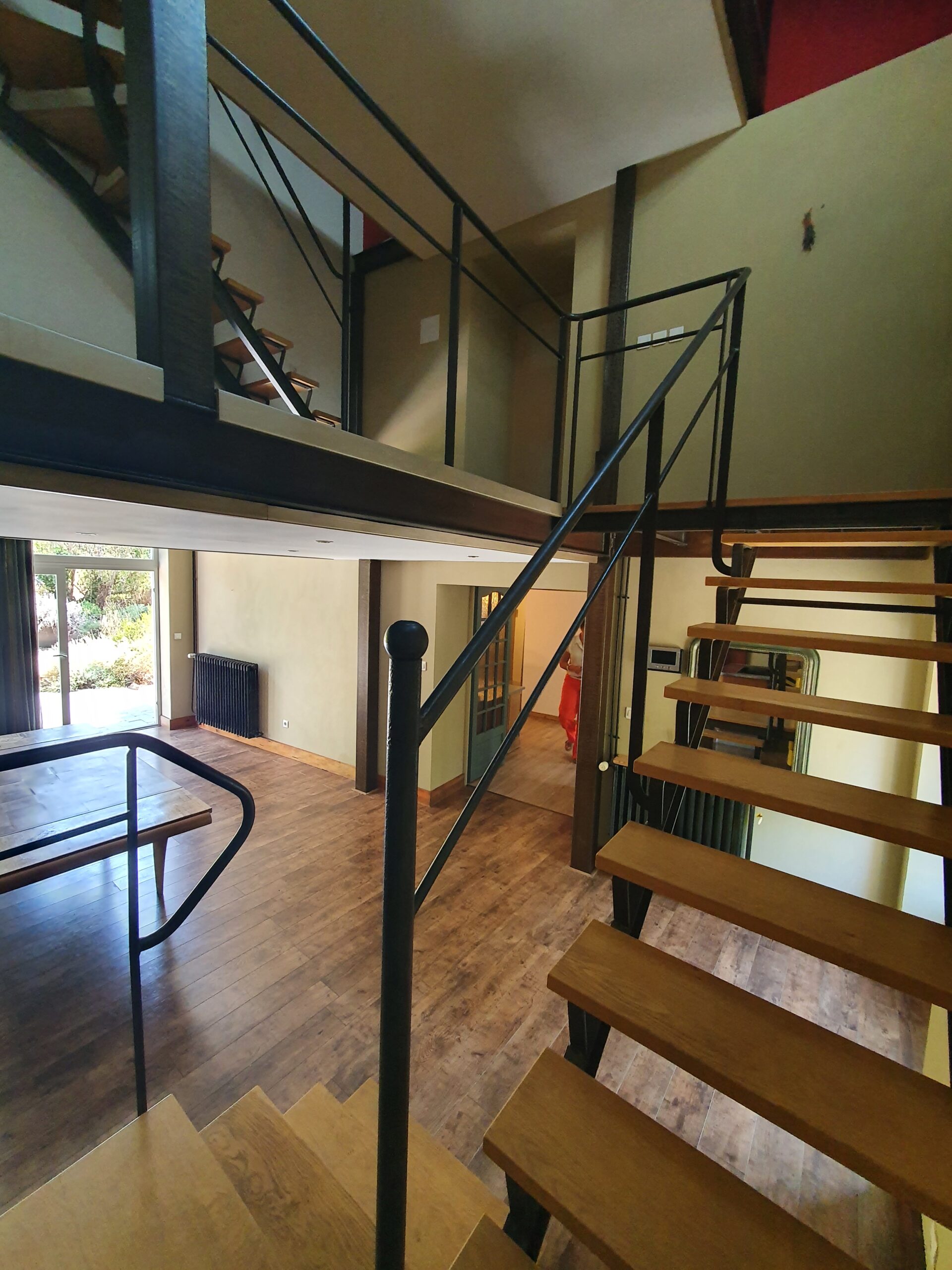 Proche Bourges – Maison rénovée offrant 157m² avec beau jardin et dépendances