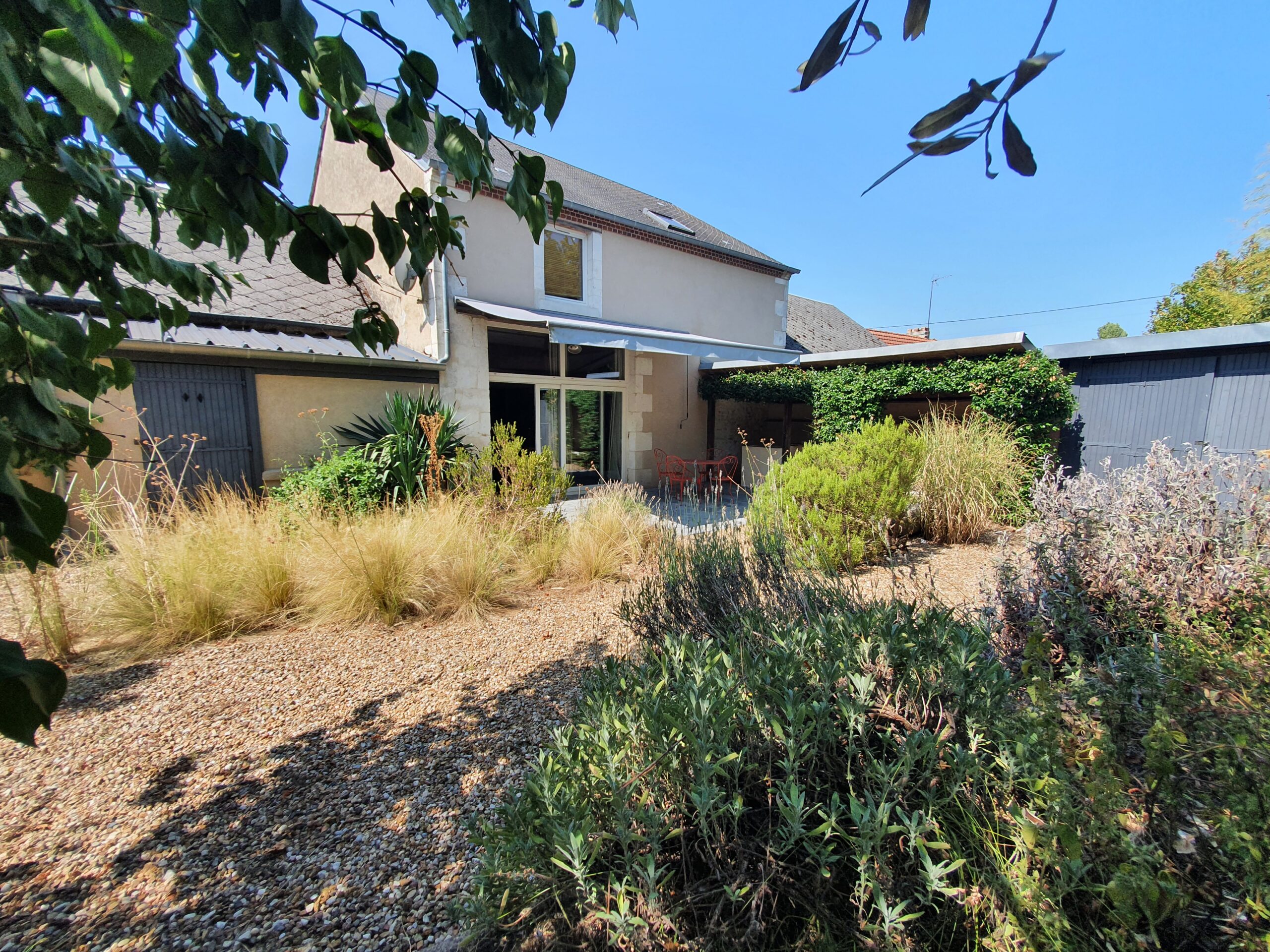 Proche Bourges – Maison rénovée offrant 157m² avec beau jardin et dépendances - Image principale
