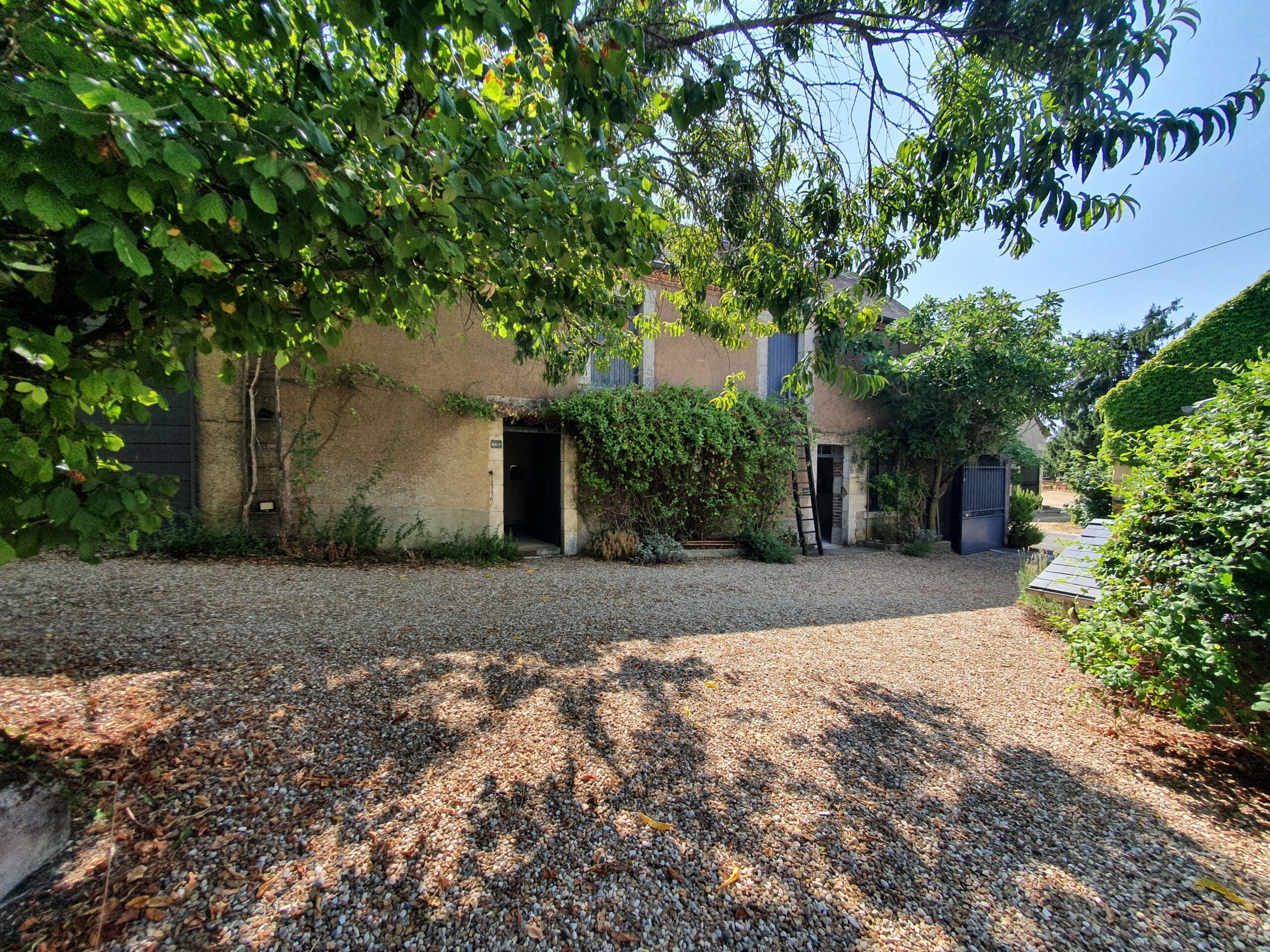 Proche Bourges – Maison rénovée offrant 157m² avec beau jardin et dépendances