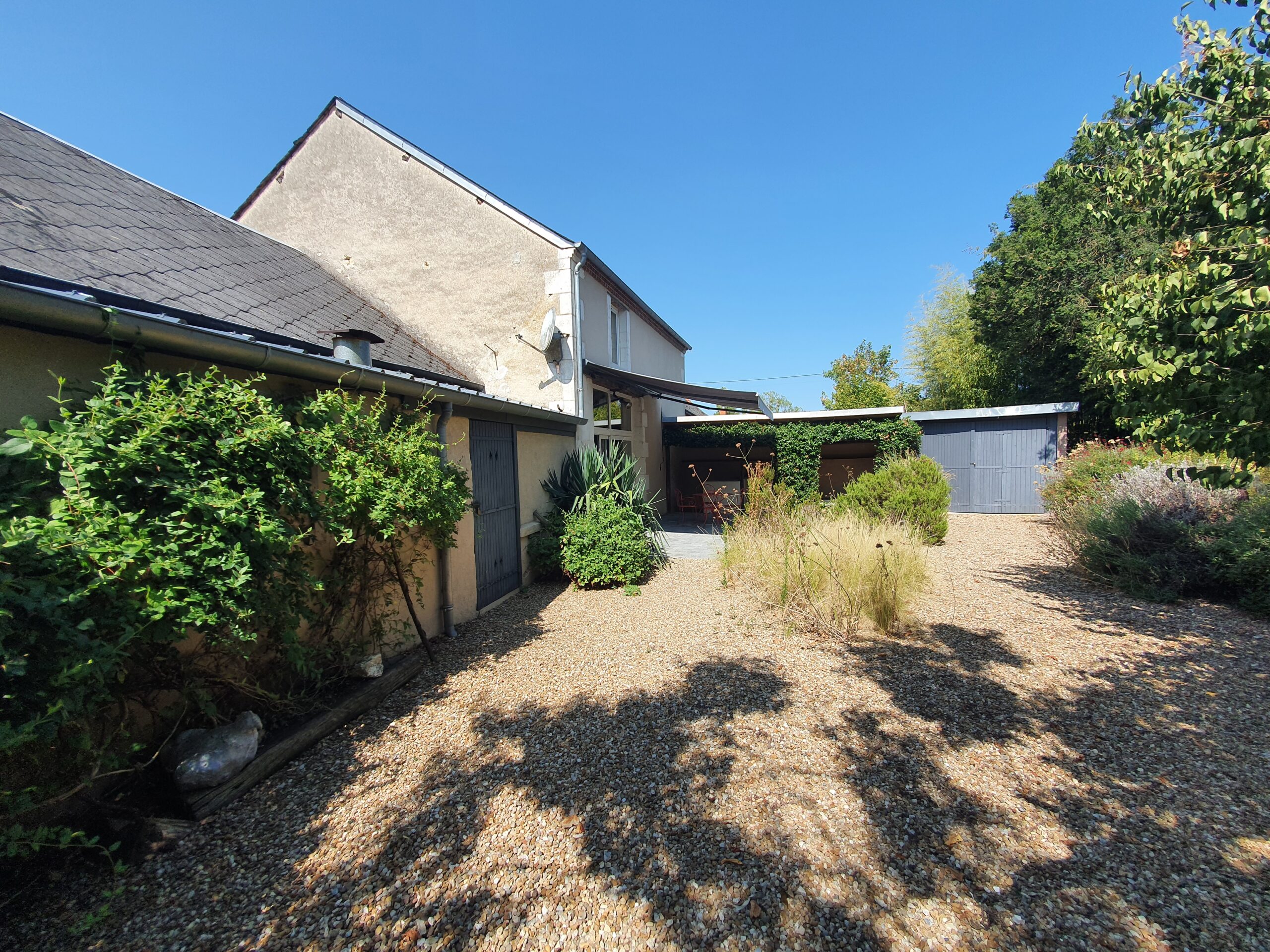 Proche Bourges – Maison rénovée offrant 157m² avec beau jardin et dépendances