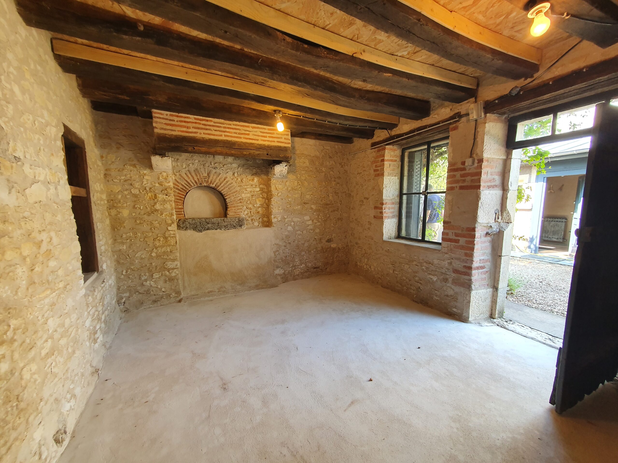 Proche Bourges – Maison rénovée offrant 157m² avec beau jardin et dépendances