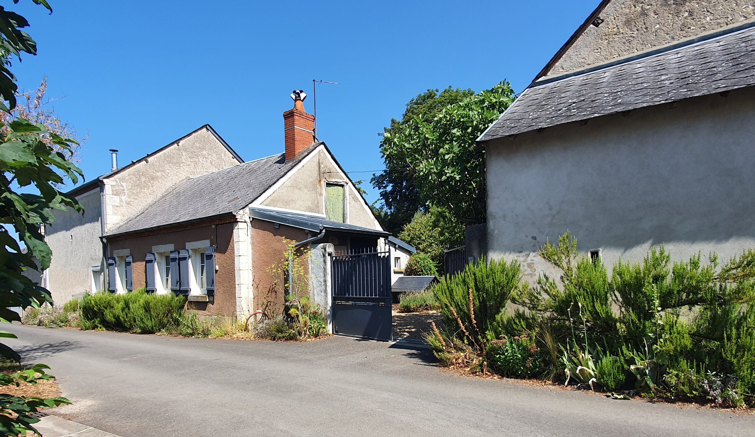 Proche Bourges – Maison rénovée offrant 157m² avec beau jardin et dépendances