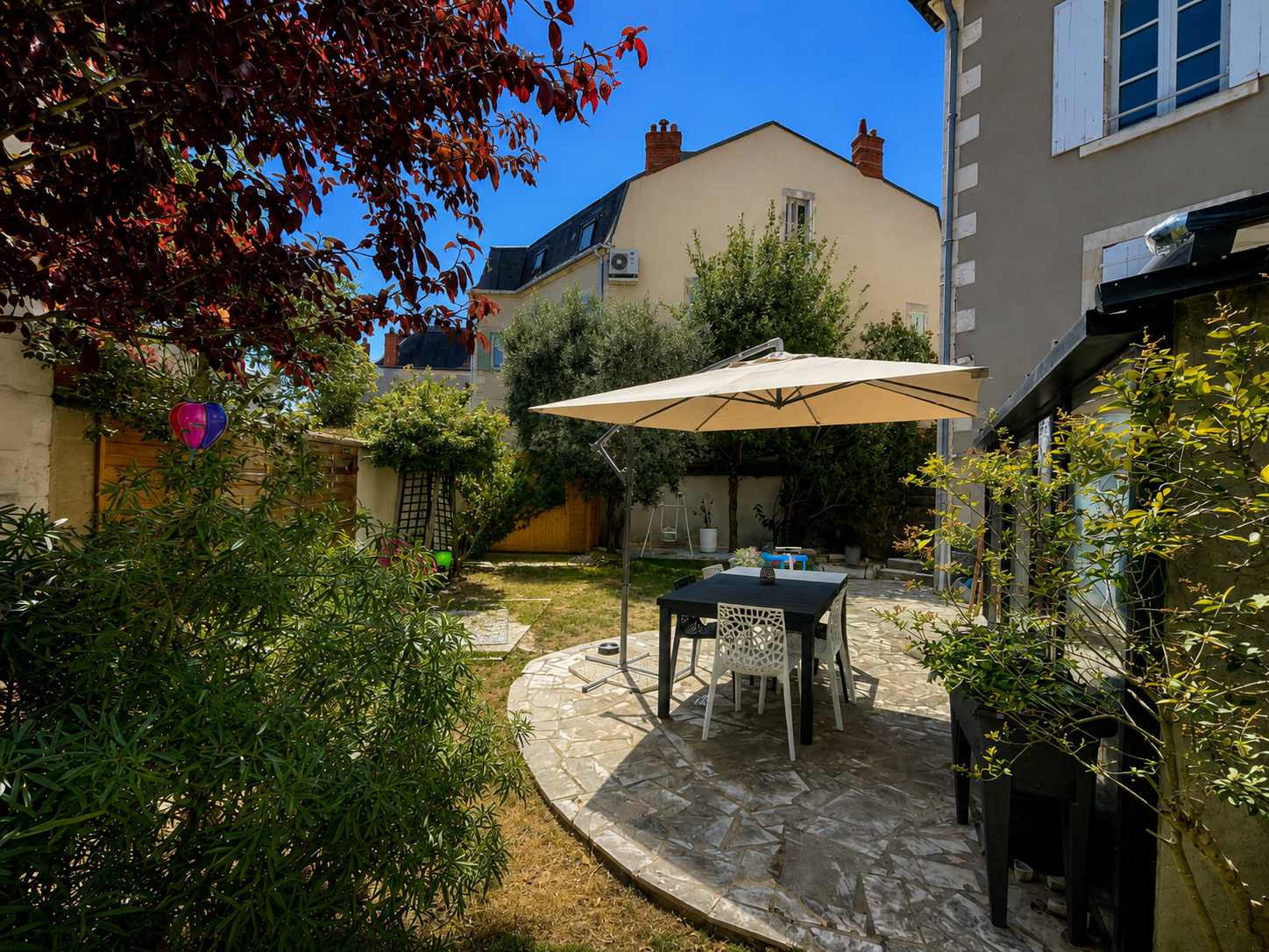 Proche Cathédrale – Maison de ville atypique offrant 141.68m² Carrez avec jardin