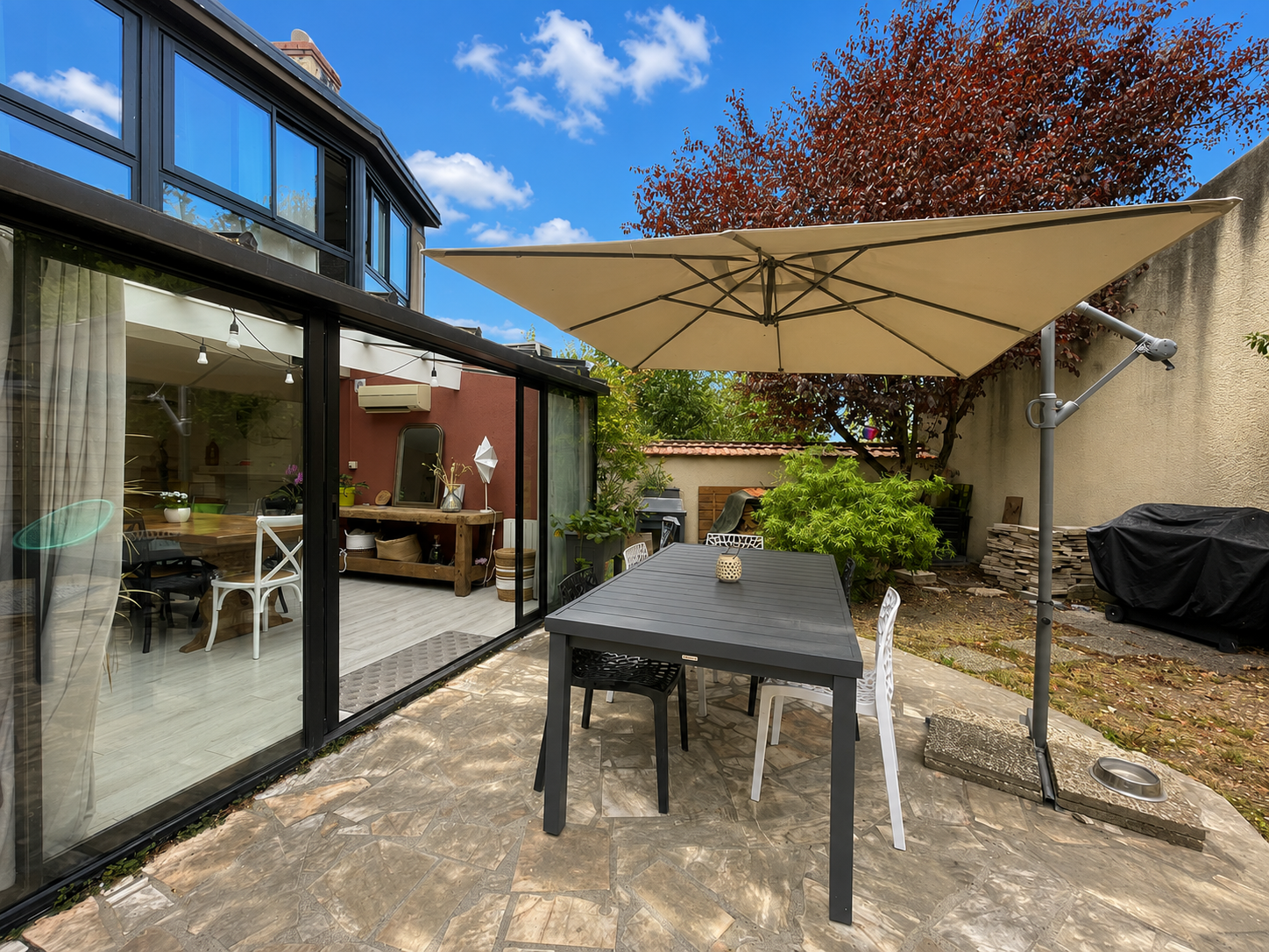Proche Cathédrale – Maison de ville atypique offrant 141.68m² Carrez avec jardin