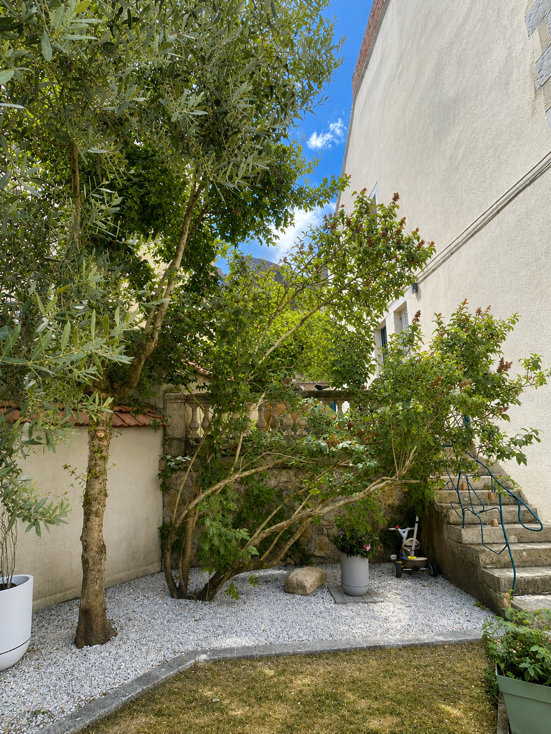 Proche Cathédrale – Maison de ville atypique offrant 141.68m² Carrez avec jardin