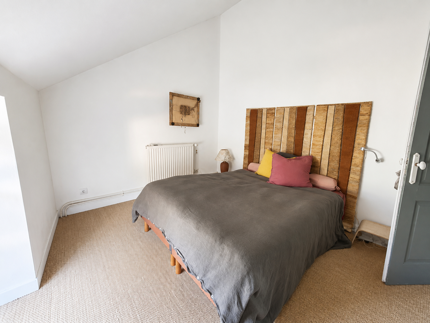 Proche Bourges – Maison rénovée offrant 157m² avec beau jardin et dépendances