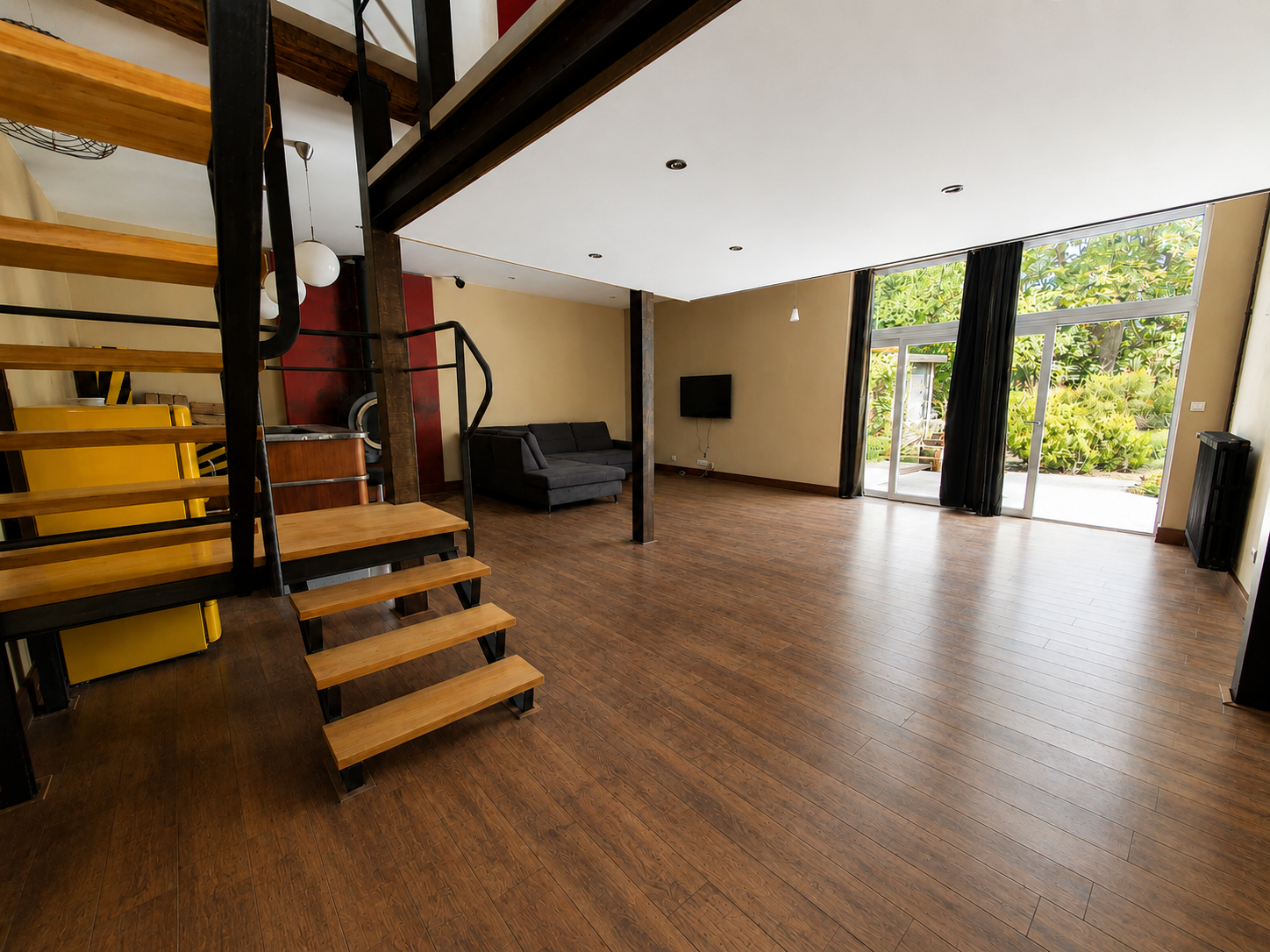 Proche Bourges – Maison rénovée offrant 157m² avec beau jardin et dépendances