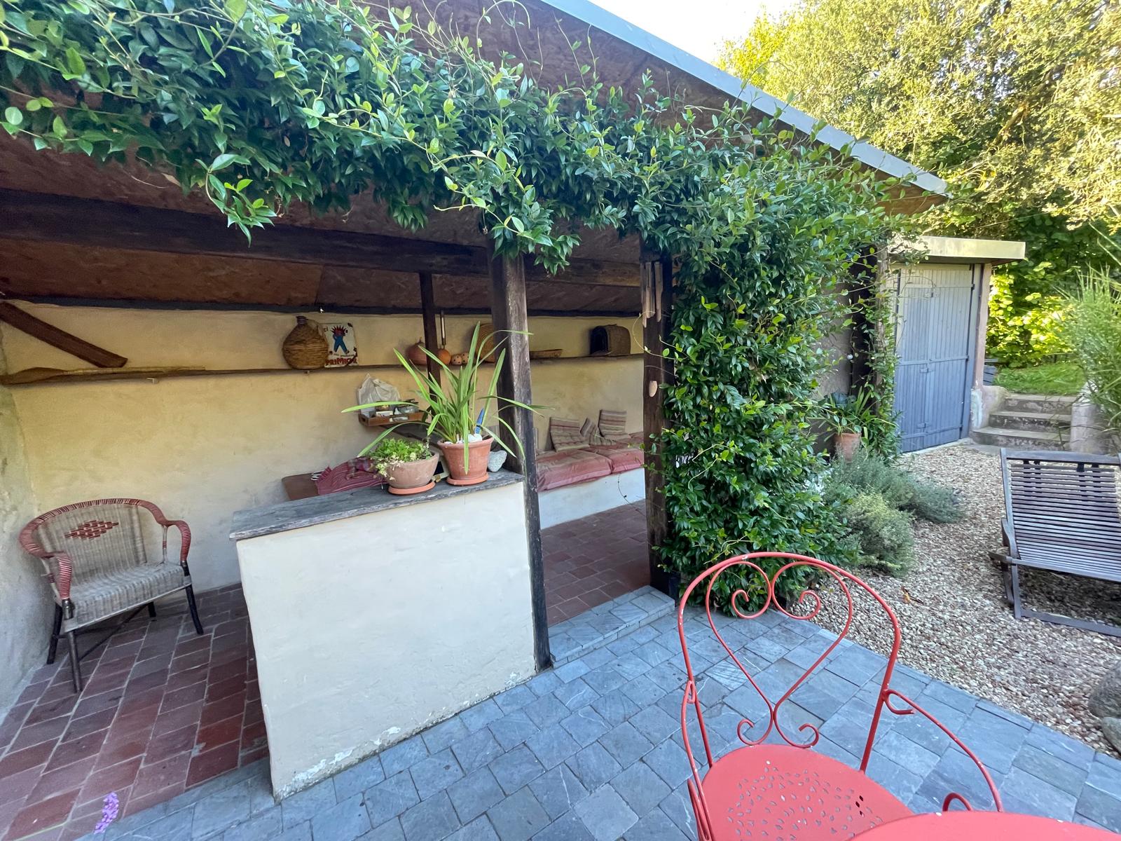 Proche Bourges – Maison rénovée offrant 157m² avec beau jardin et dépendances