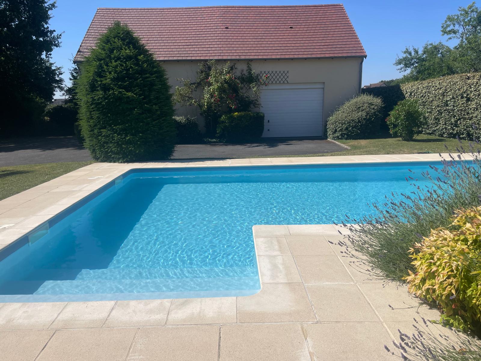 Jolie maison traditionnelle avec piscine et bâtiment à usage de garages et vaste atelier.