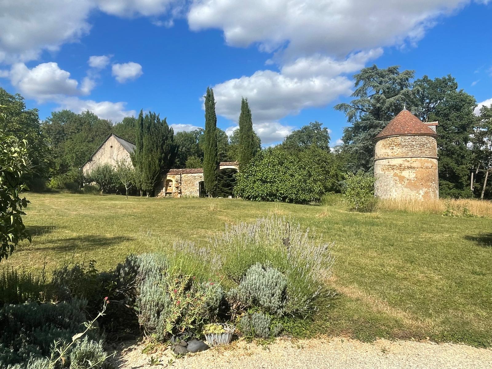 Magnifique longère située dans un environnement calme et bucolique à 15 kms de Bourges