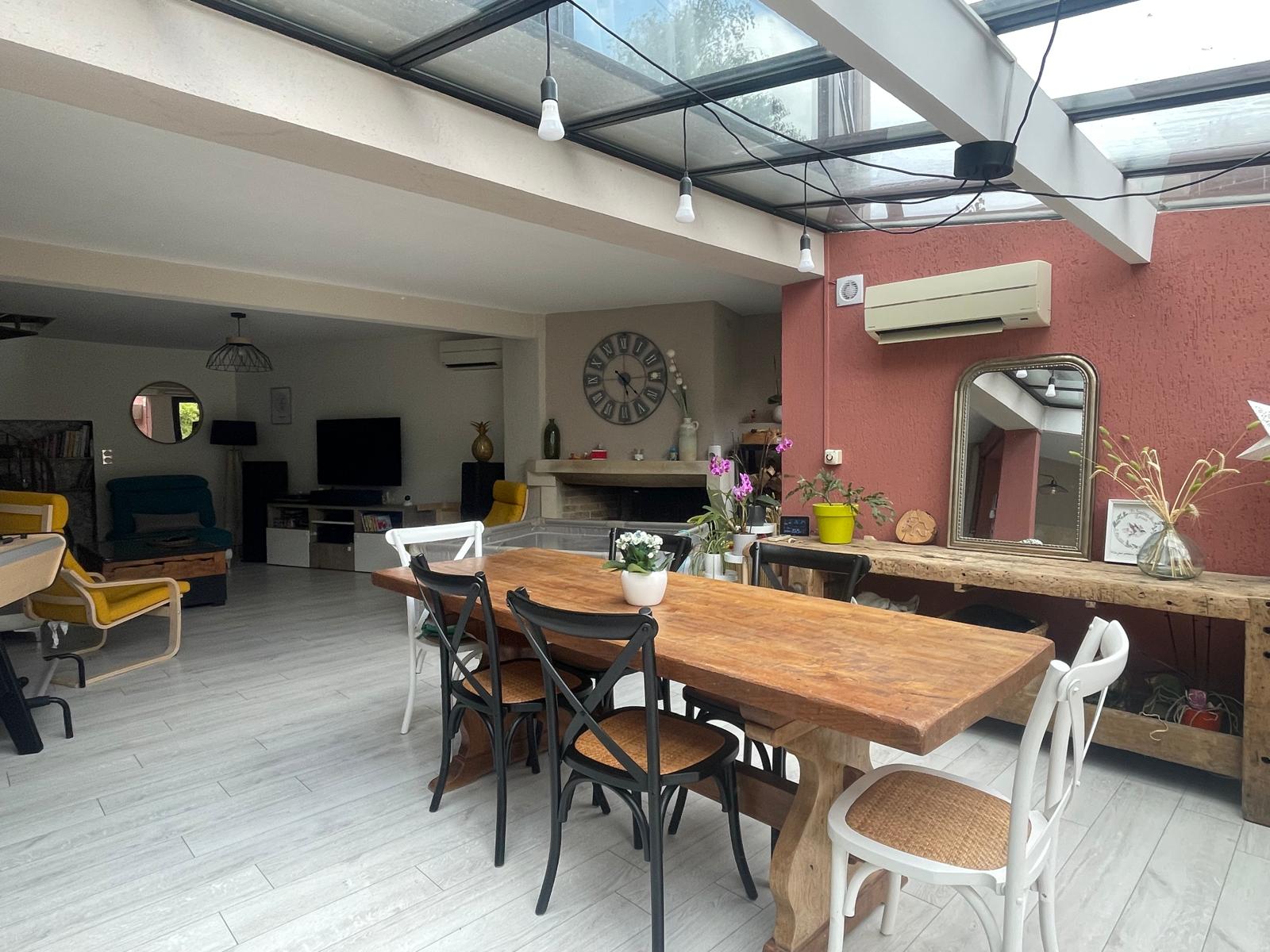 Proche Cathédrale – Maison de ville atypique offrant 141.68m² Carrez avec jardin