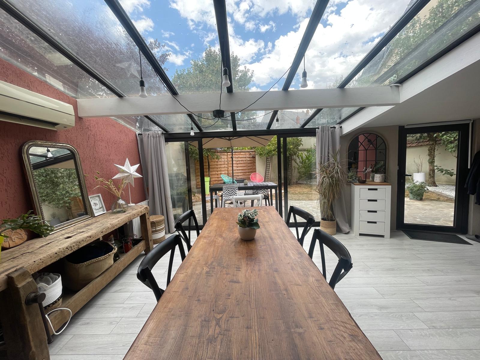 Proche Cathédrale – Maison de ville atypique offrant 141.68m² Carrez avec jardin