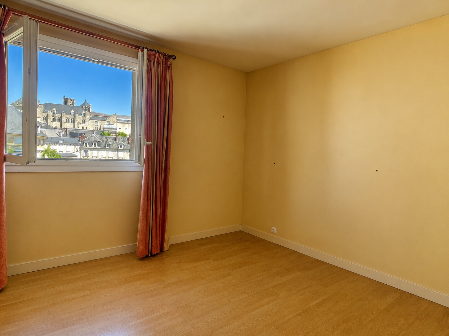 Quartier Auron – Appartement familial de type 5 avec terrasse situé dans une résidence sécurisée avec ascenseur