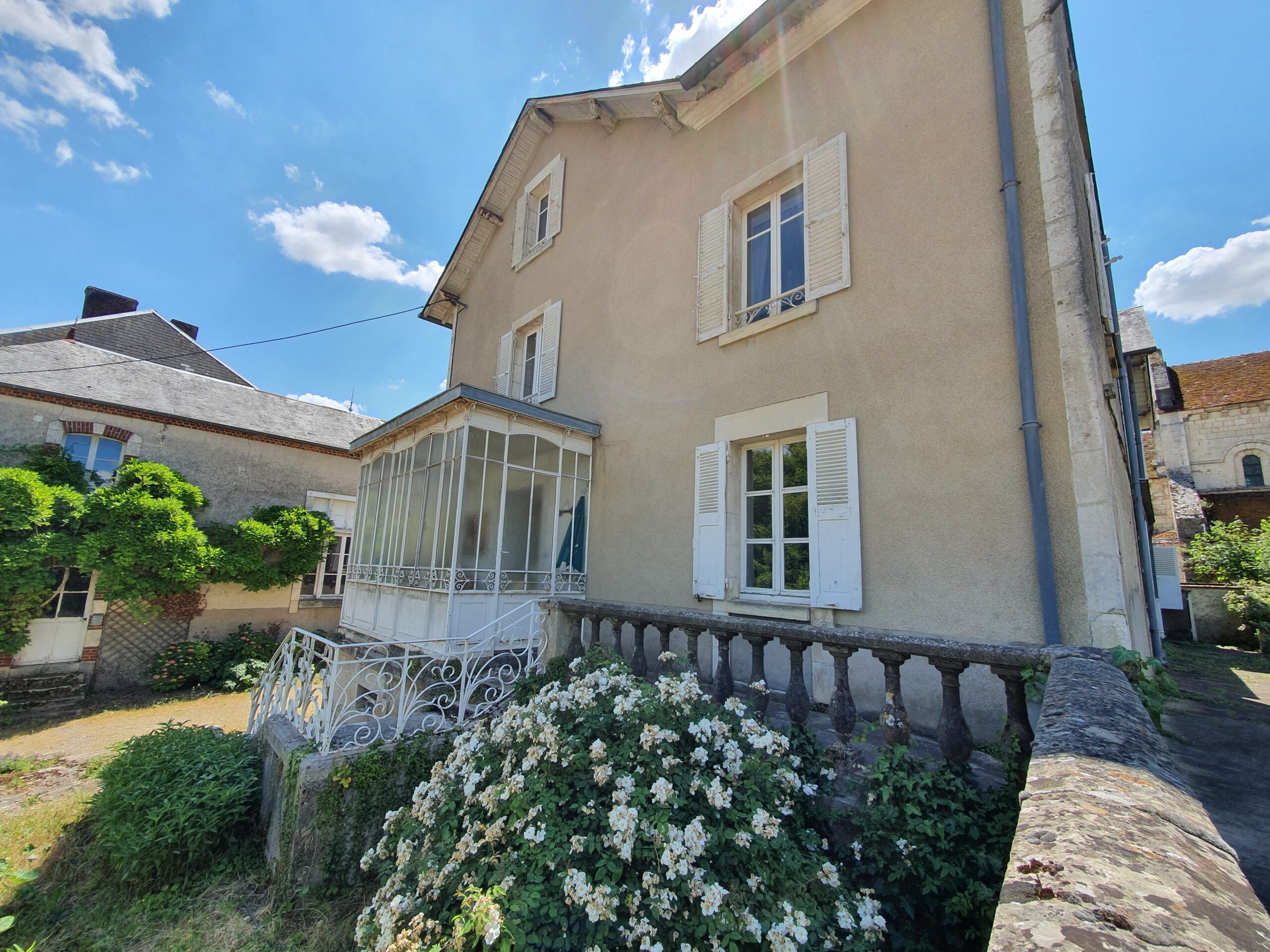 Proche Bourges – Belle maison de Famille rénovée offrant 430m² habitables avec dépendances