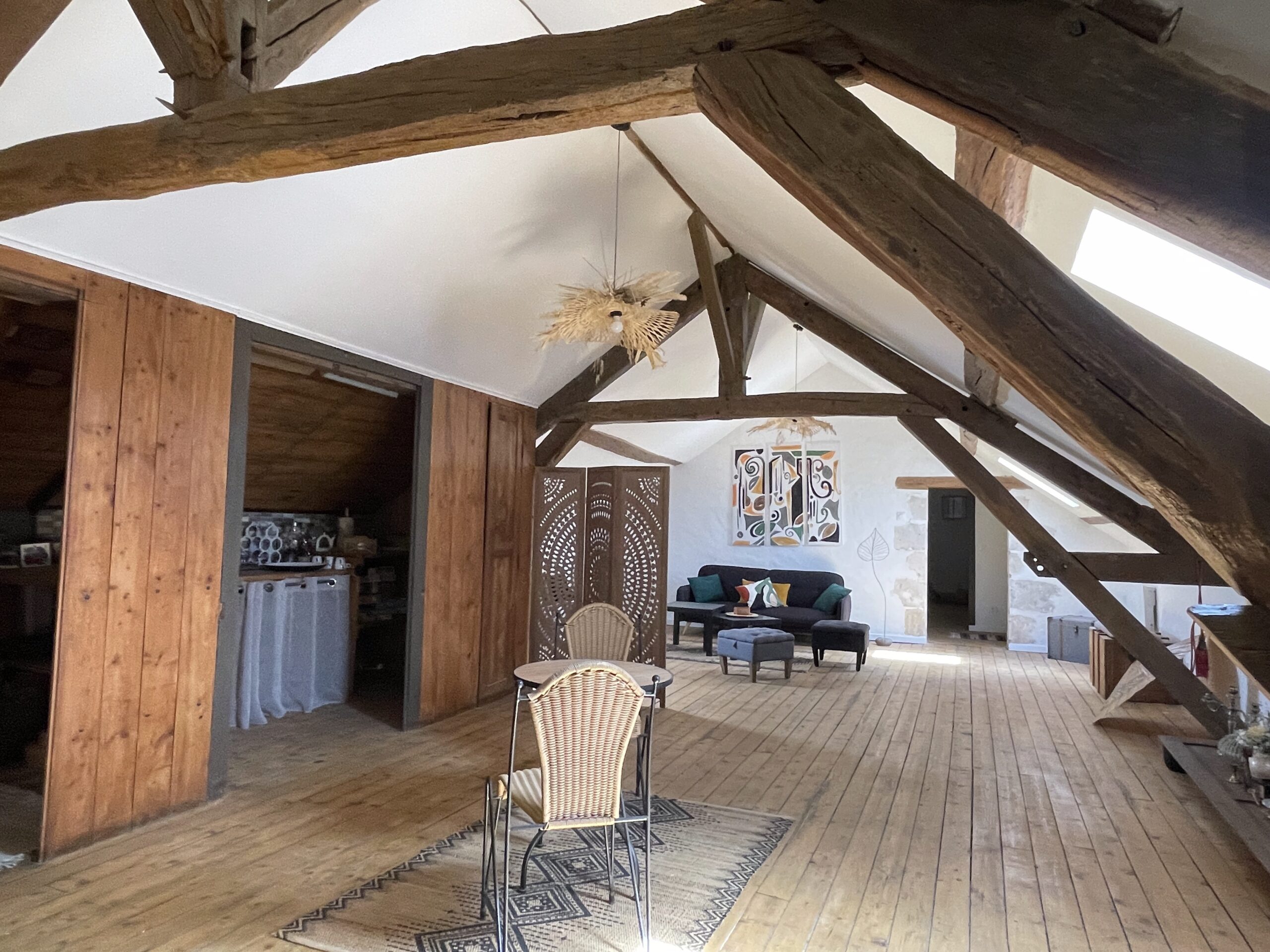 Proche Bourges – Belle maison de Famille rénovée offrant 430m² habitables avec dépendances