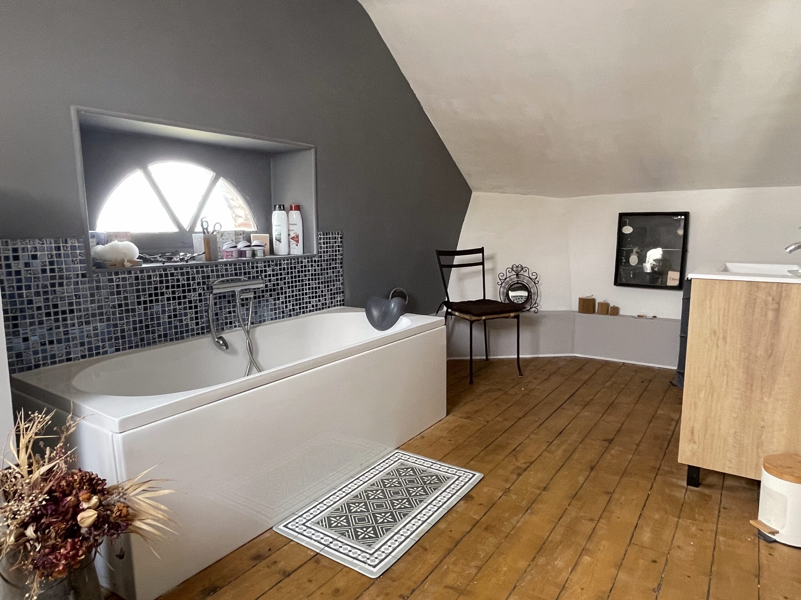Proche Bourges – Belle maison de Famille rénovée offrant 430m² habitables avec dépendances
